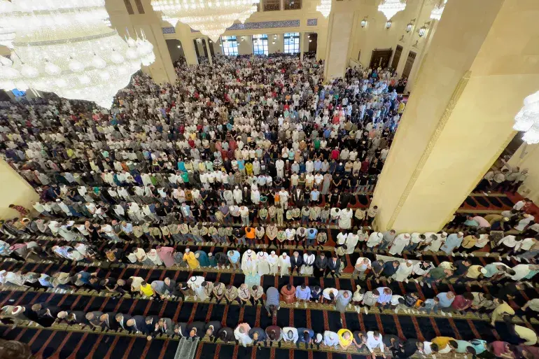 تجمع المصلين لأداء صلاة العيد في قطر في أجواء دينية واحتفالية مميزة.