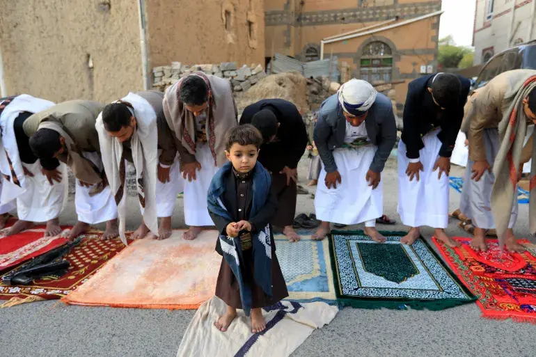 تجمع الأهالي لأداء صلاة العيد في اليمن في أجواء إيمانية وتقاليد محلية أصيلة.