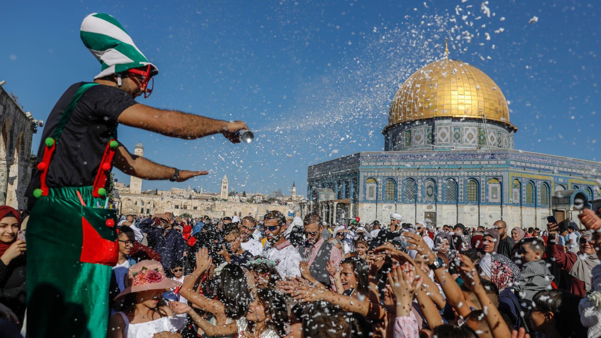 مصلون يتجمعون لأداء صلاة العيد في فلسطين وسط أجواء روحانية واحتفالية.