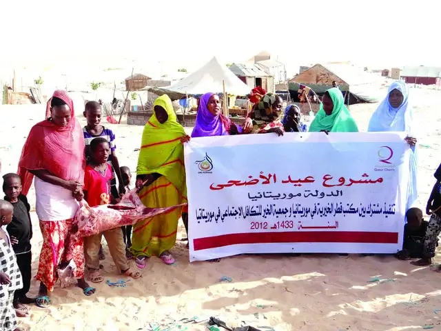 توزيع الطعام والهدايا على المحتاجين خلال عيد الأضحى، في أجواء تعكس روح التكافل والرحمة ومشاركة فرحة العيد.