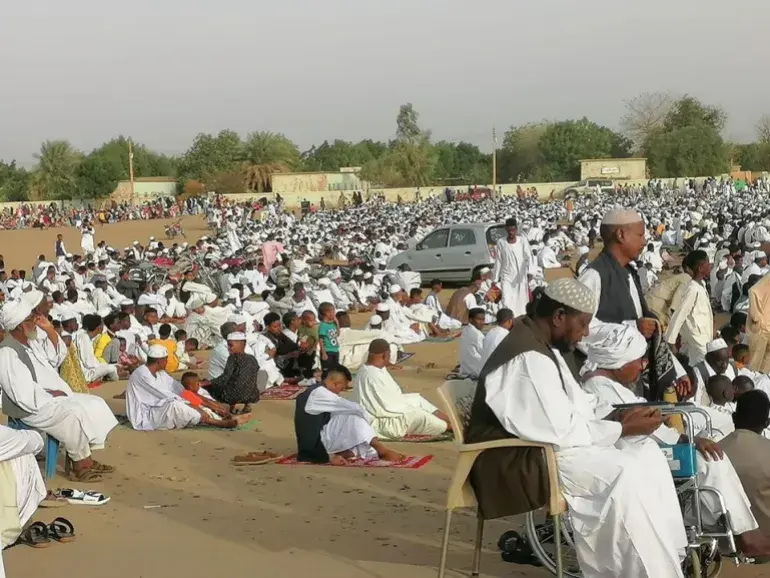 مصلون يؤدون صلاة العيد في السودان وسط أجواء مليئة بالتكافل والفرح.