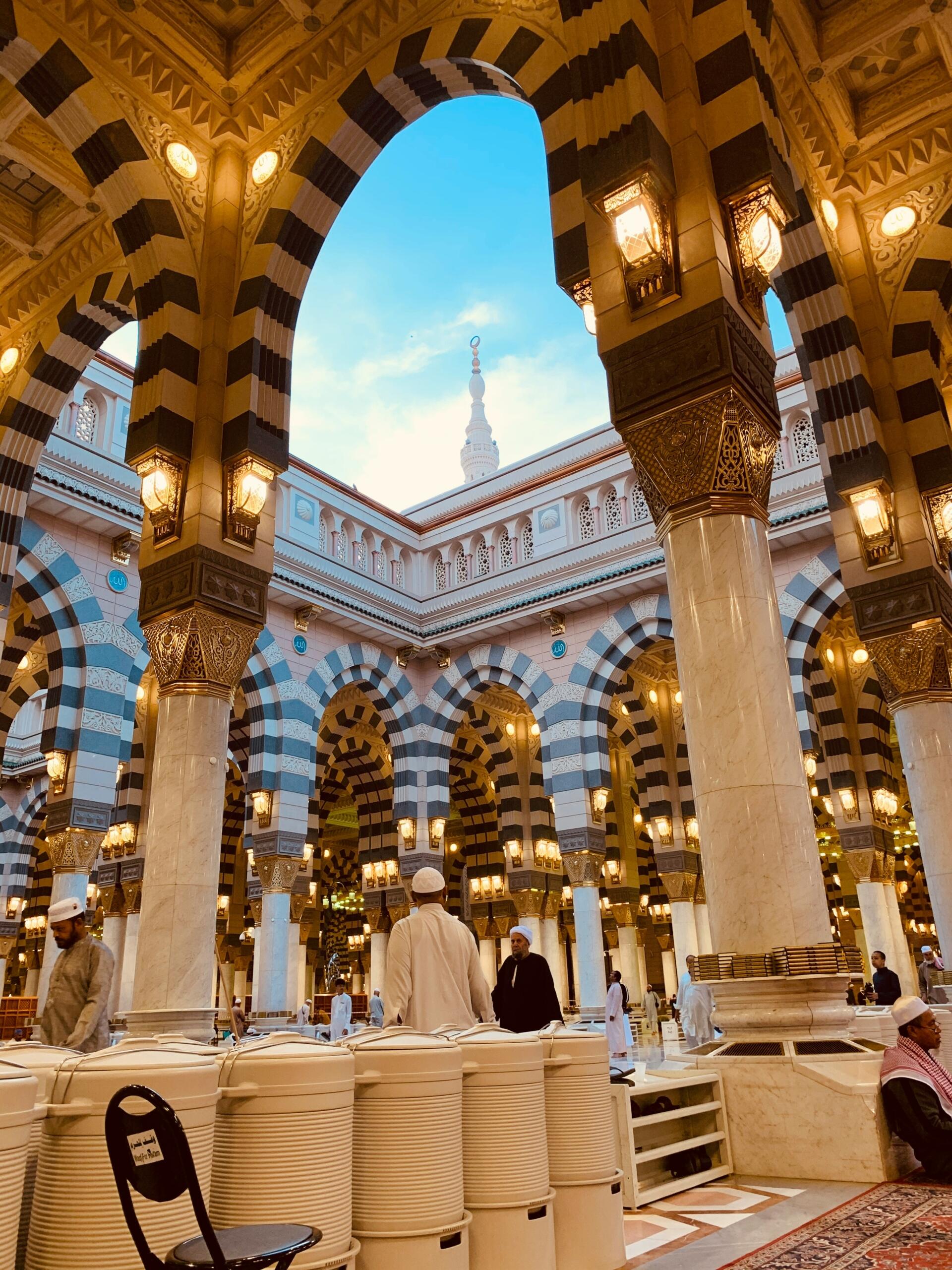 صورة من داخل المسجد النبوي الشريف.