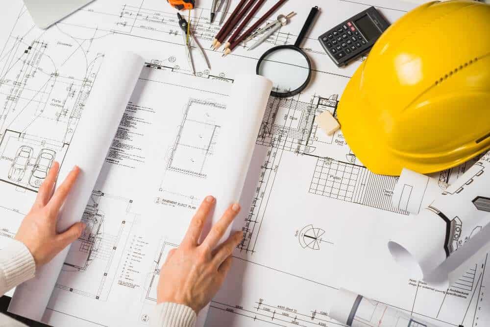 أوراق هندسية، وقبعة الحماية للمهندس، وعدد من الأقلام، وآلة حاسبة، وهي مستلزمات طالب الهندسة في الجامعة.