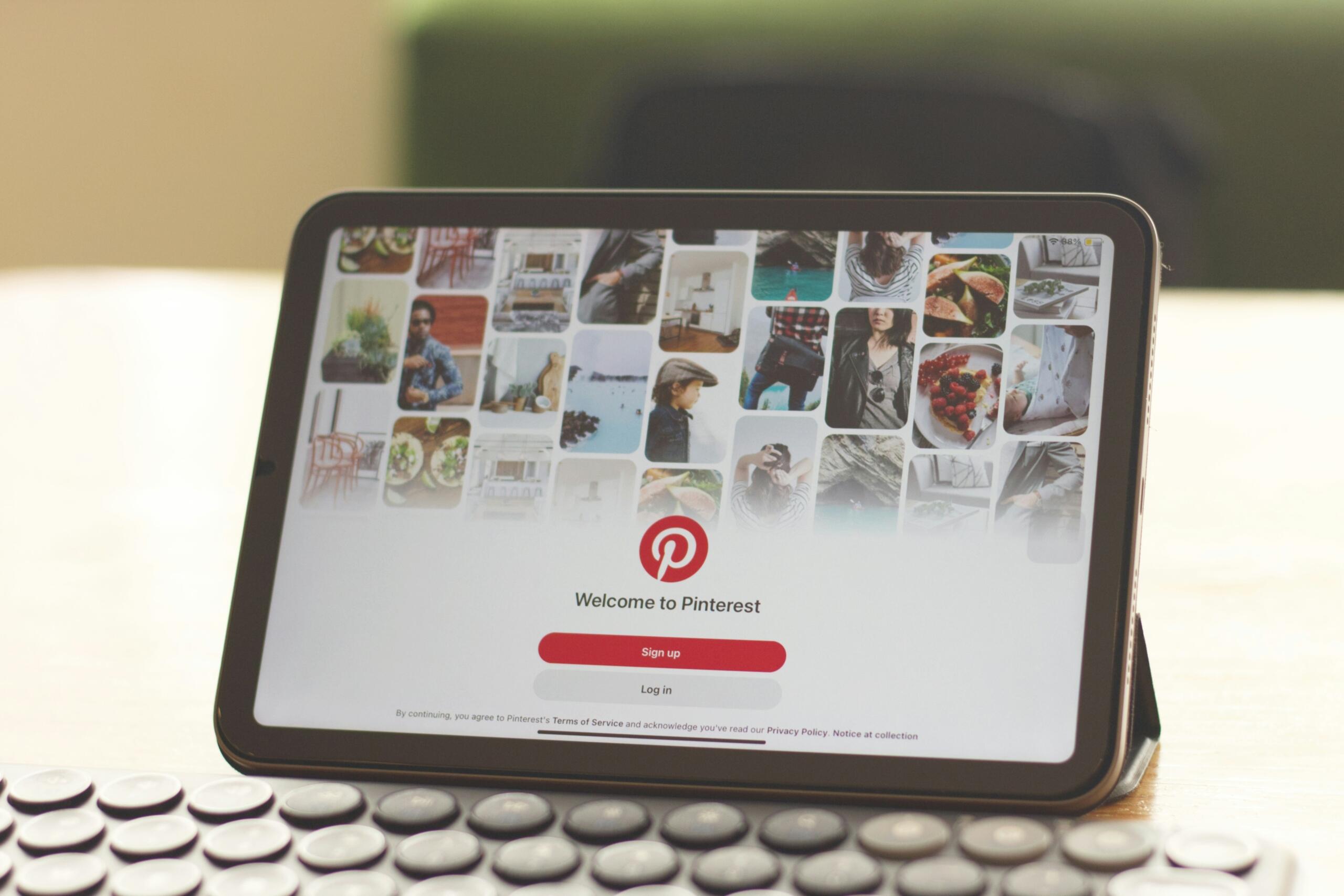 صورة لجهاز لوحي يعرض شاشة الترحيب الخاصة بتطبيق بنترست " Pinterest".