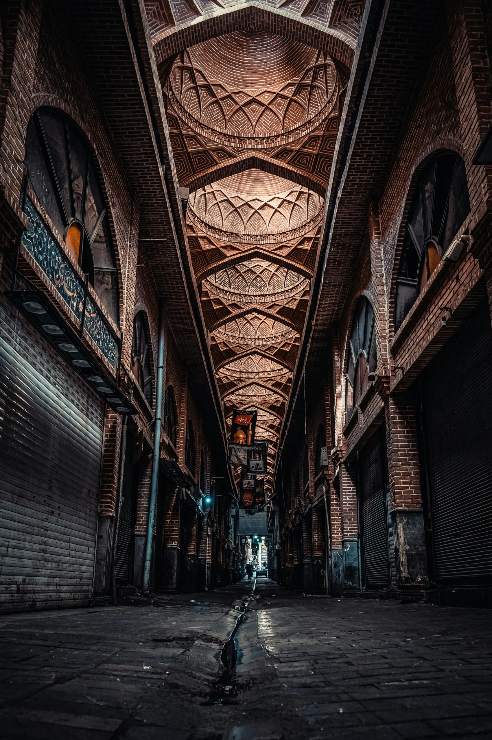 صورة لممر داخل سوق طهران الكبير.