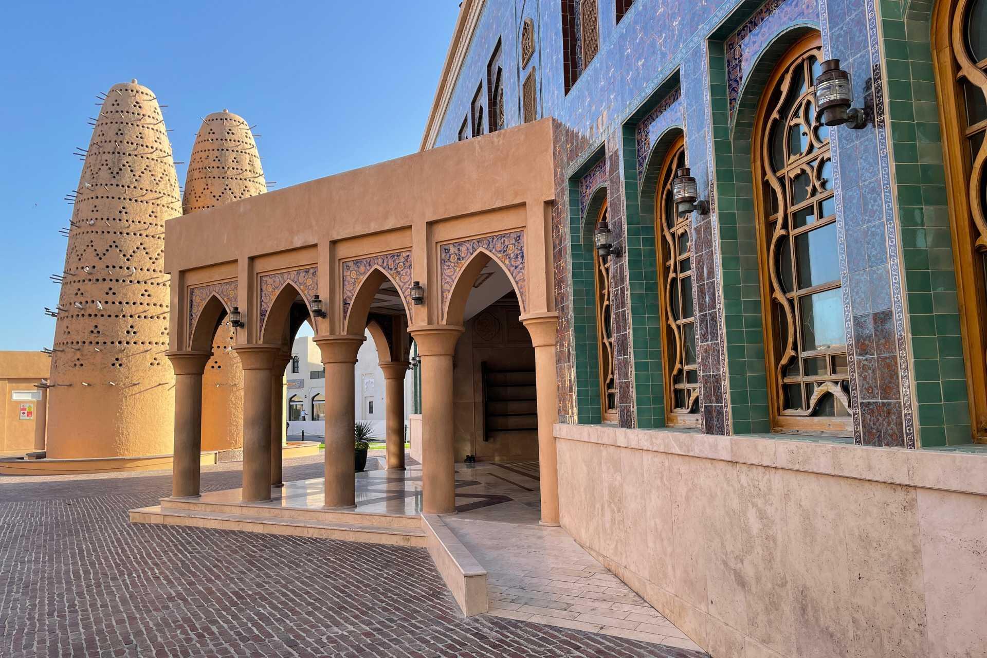 صورة لجامع كتارا المزخرف بالبلاط الأزرق والأخضر في القرية الثقافية بالدوحة.