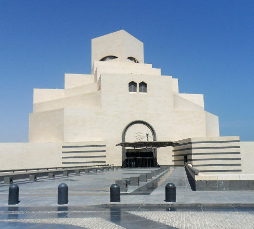 صورة لمبنى متحف الفن الإسلامي بالدوحة بتصميمه الهندسي المعماري المميز.
