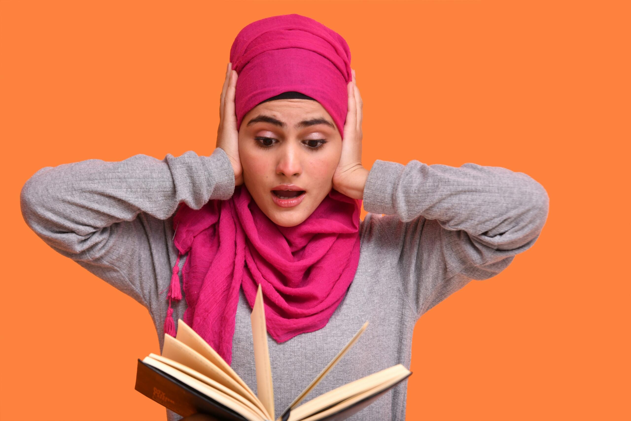 طالب يدرس قواعد اللغة العربية ويكتب ملاحظات عن الفاعل والمفعول به.
