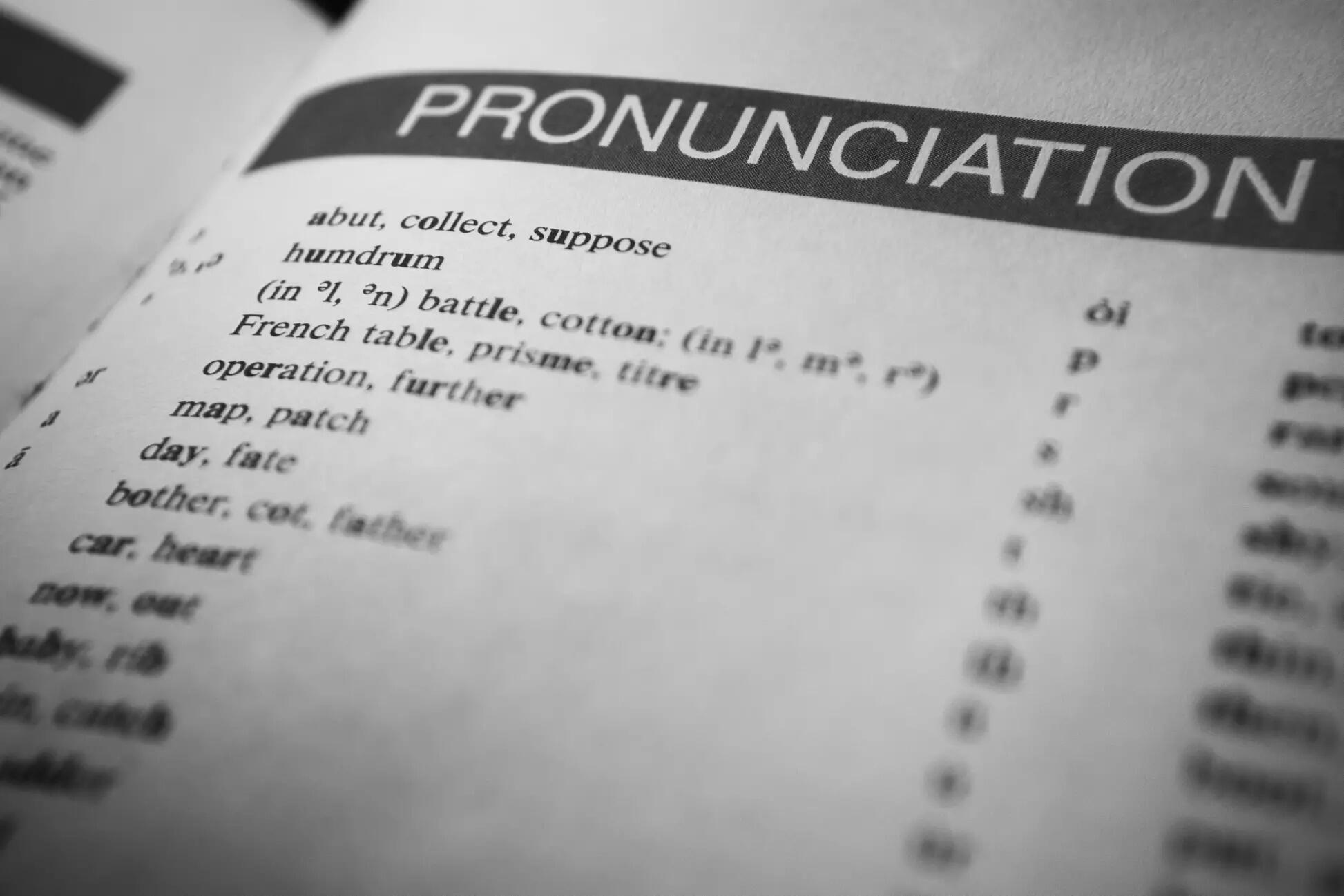 كتاب لتعلم نطق الكلمات الإنجليزية مع توضيح طريقة نطق كل كلمة.