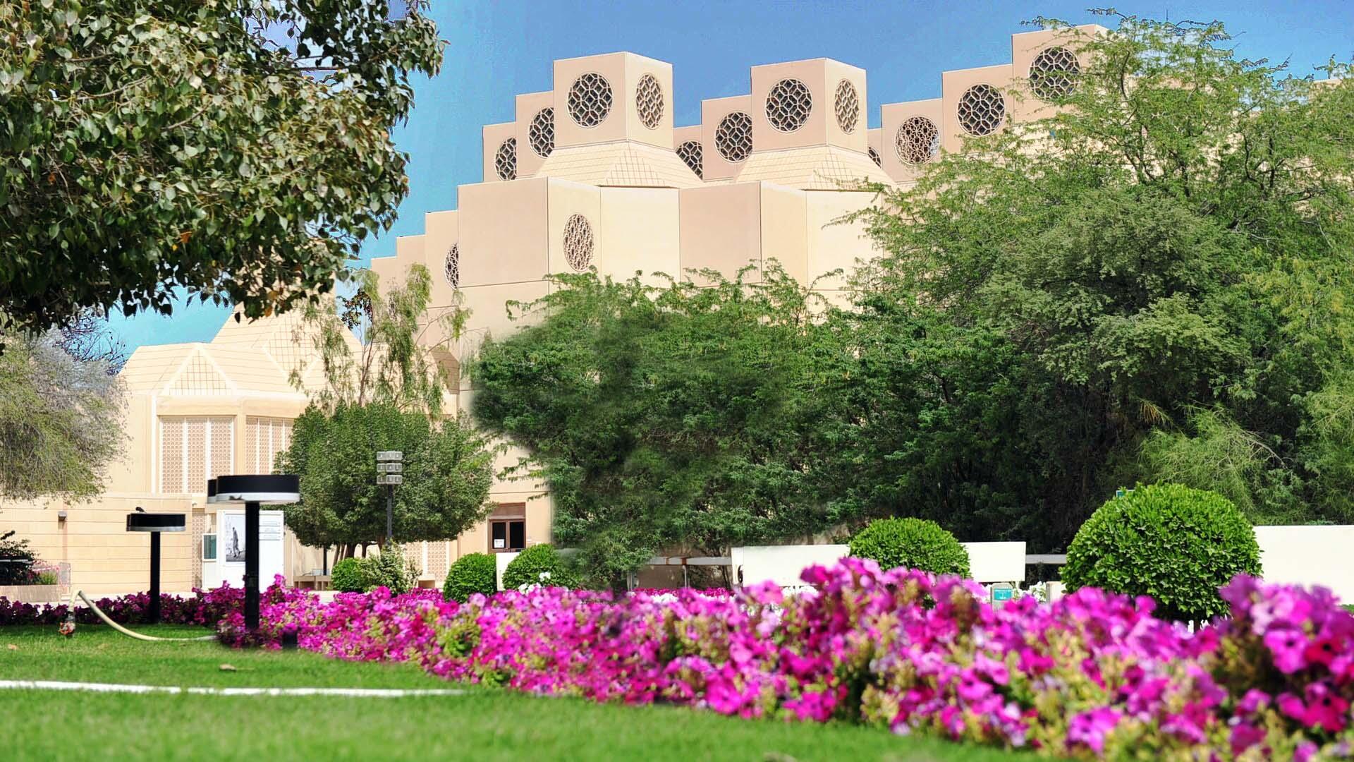 صورة لمباني جامعة قطر الفريدة ذات الأبراج المثقوبة بالزخارف الهندسية.