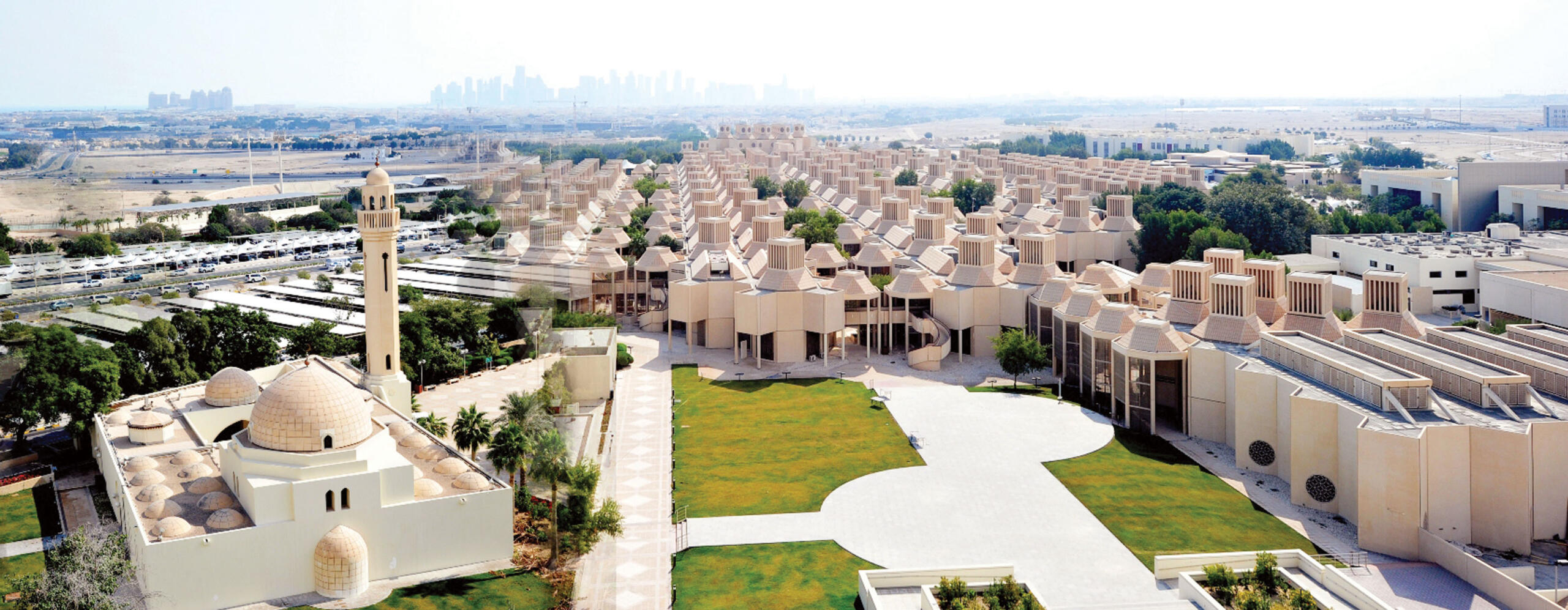 صورة لحرم جامعة قطر بتصميمه المعماري المميز.