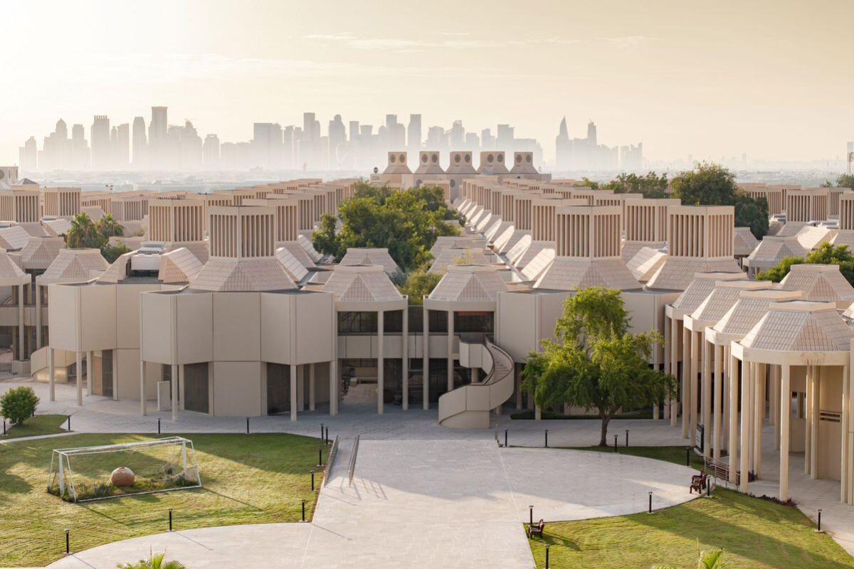 صورة لمباني جامعة قطر بتصميمها المعماري التقليدي المميز.