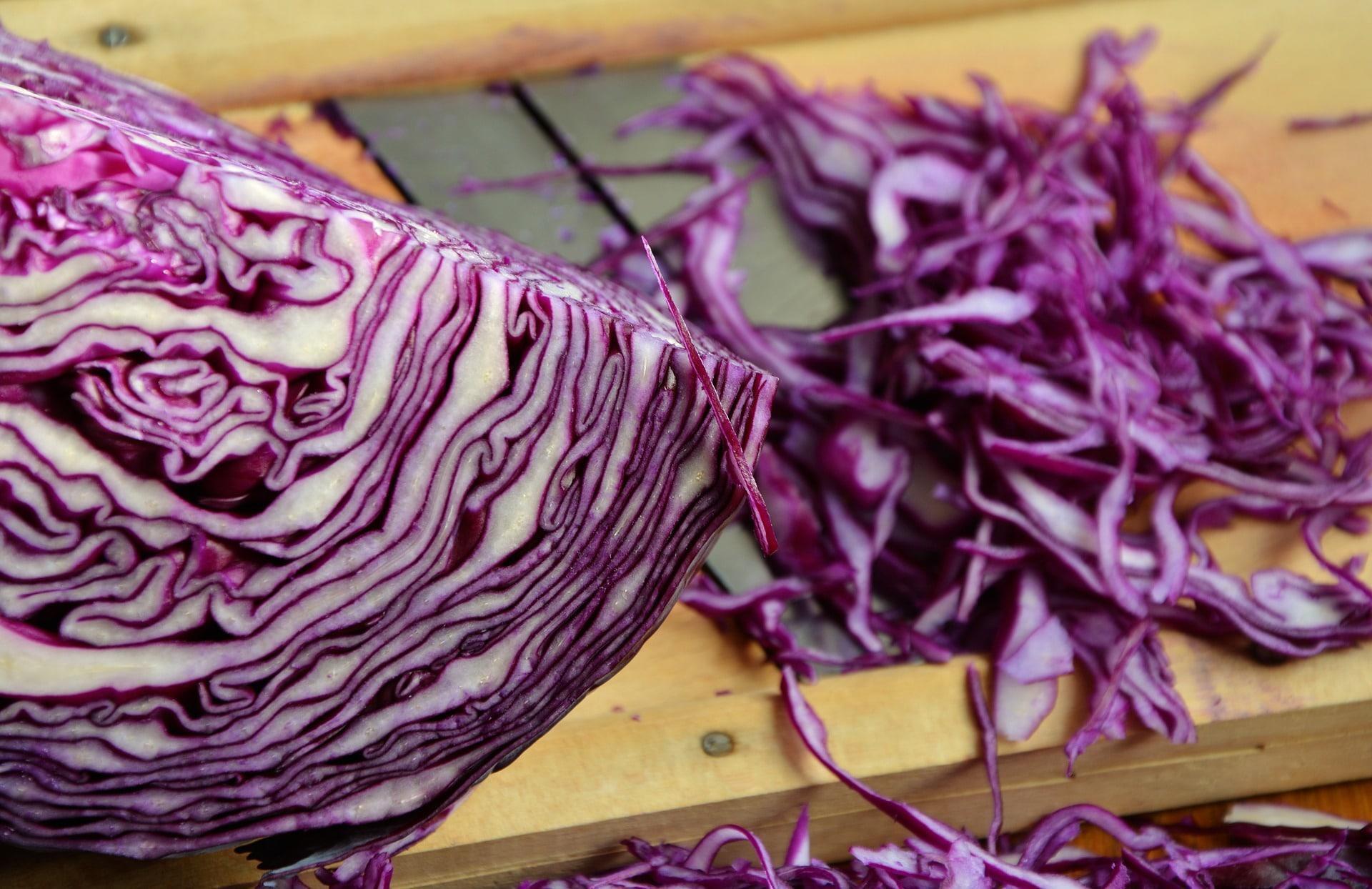 Ein aufgeschnittener Rotkohl. Seine typische Farbänderung hat etwas mit dem pH-Wert zu tun.