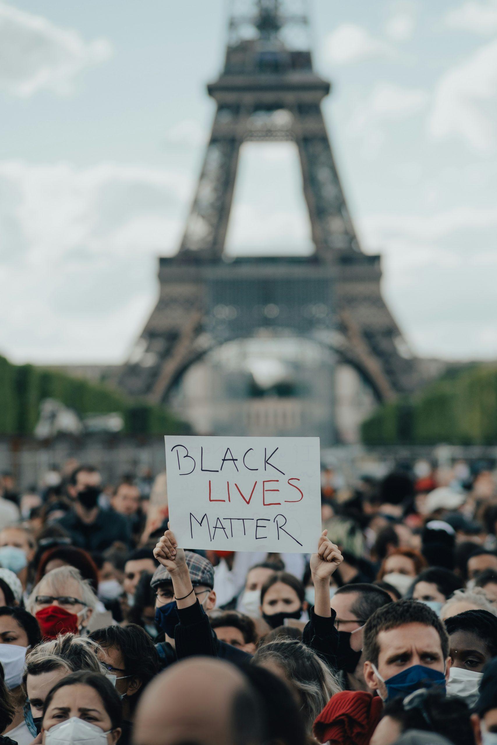 Une manifestation devant la Tour Eiffel