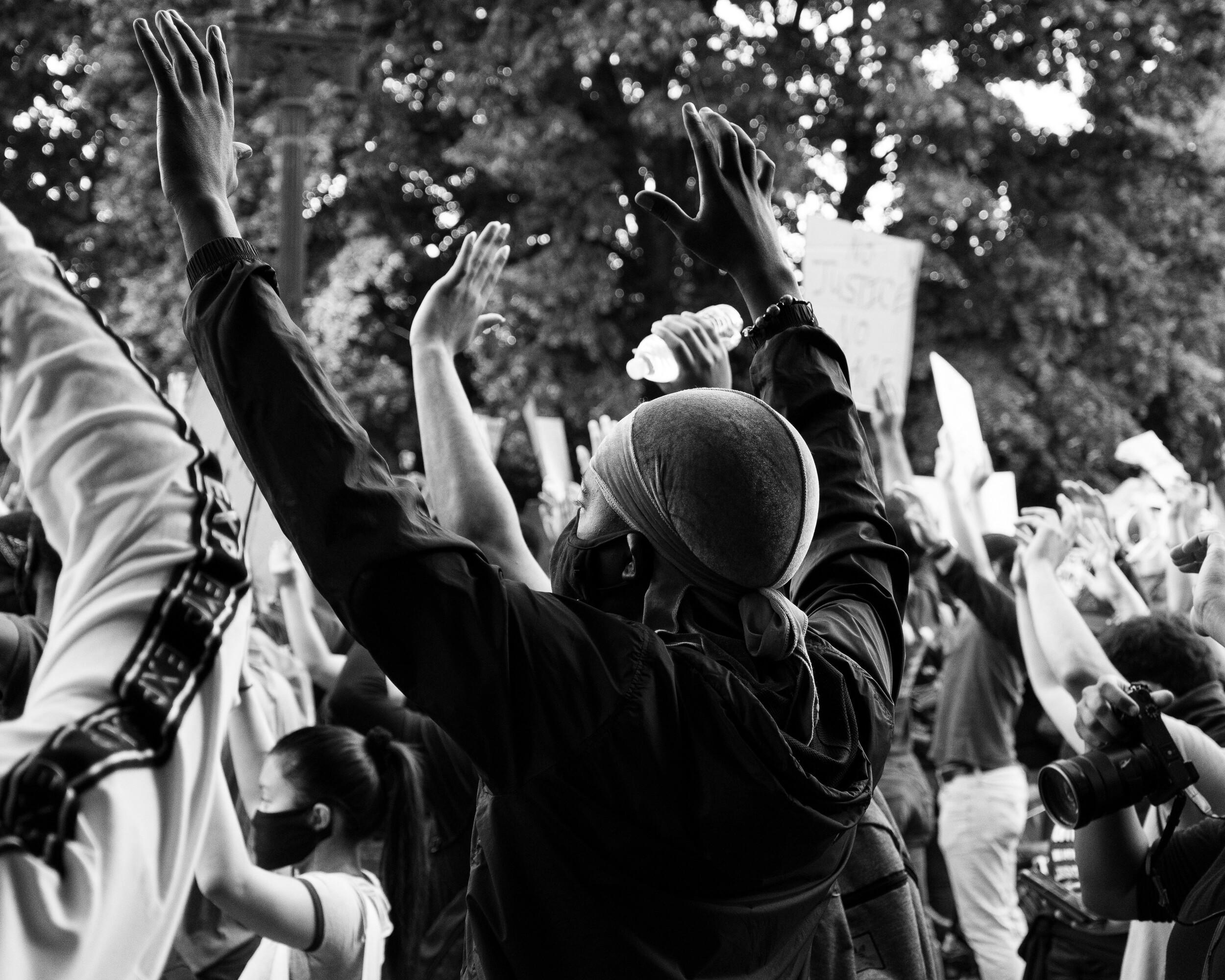 Une manifestation en noir et blanc