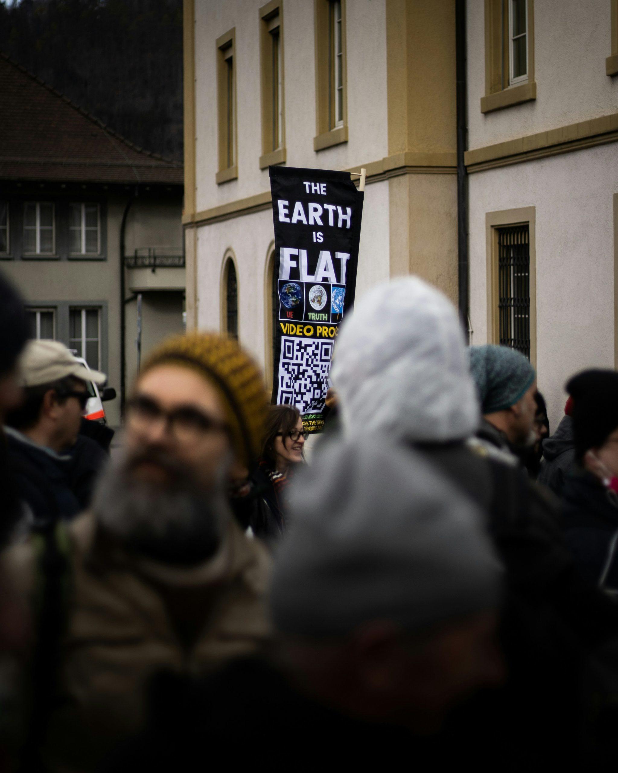 Une pancarte stipule que la terre est plate en anglais.