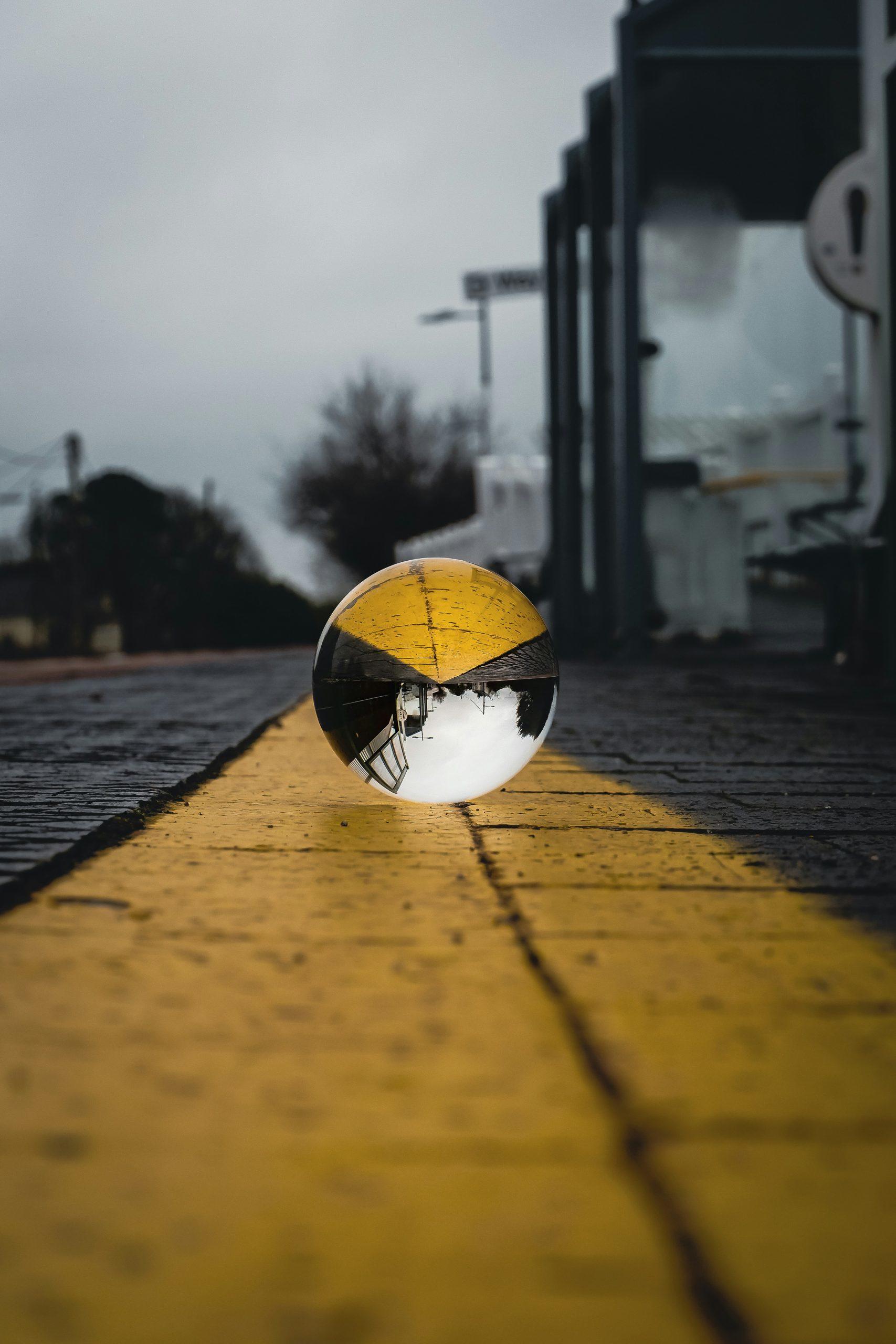 Une boule de verre au milieu d'une route.