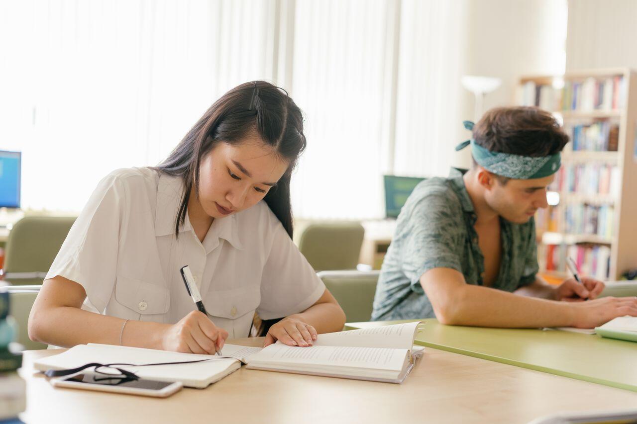 jeunes etudiants sur une table