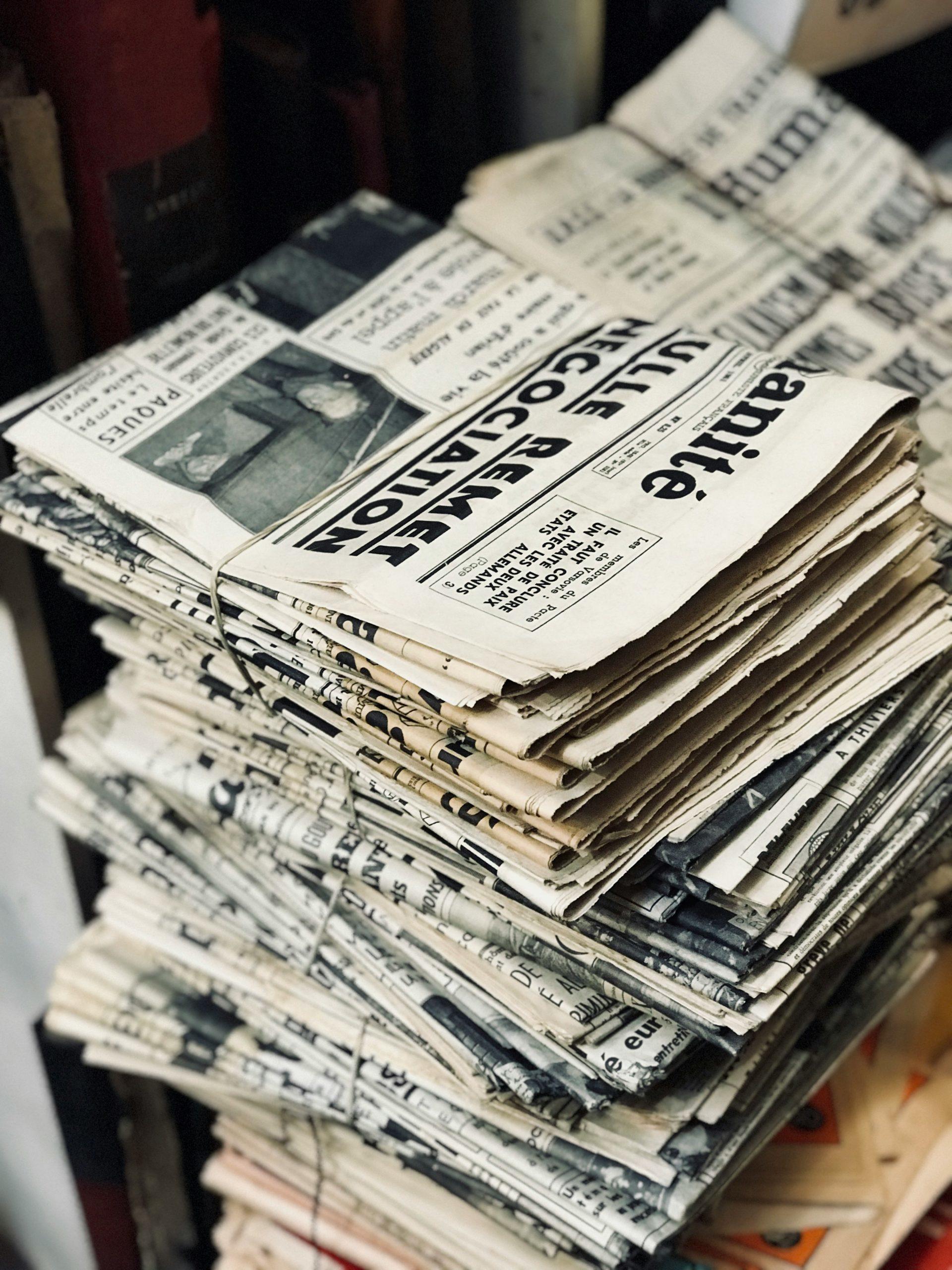 Une pile de journaux