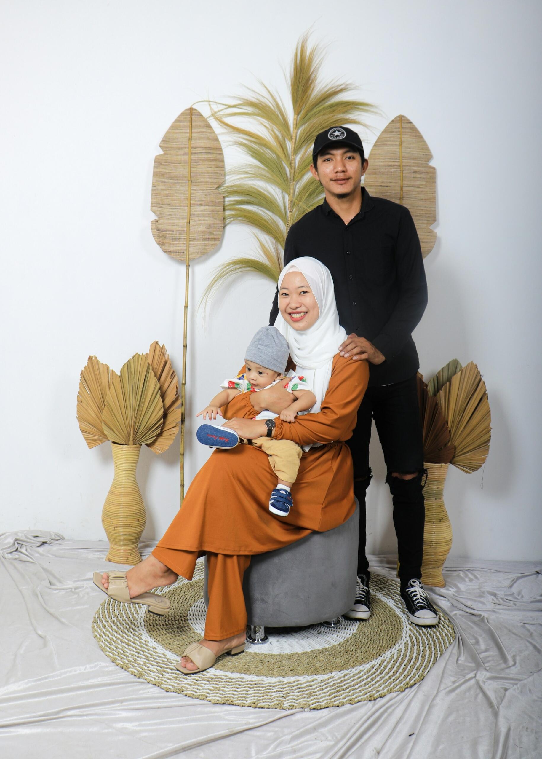 plan d'ensemble avec une famille et leur bébé en studio