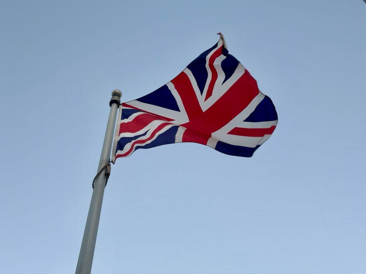 drapeau du royaume uni sous le ciel bleu