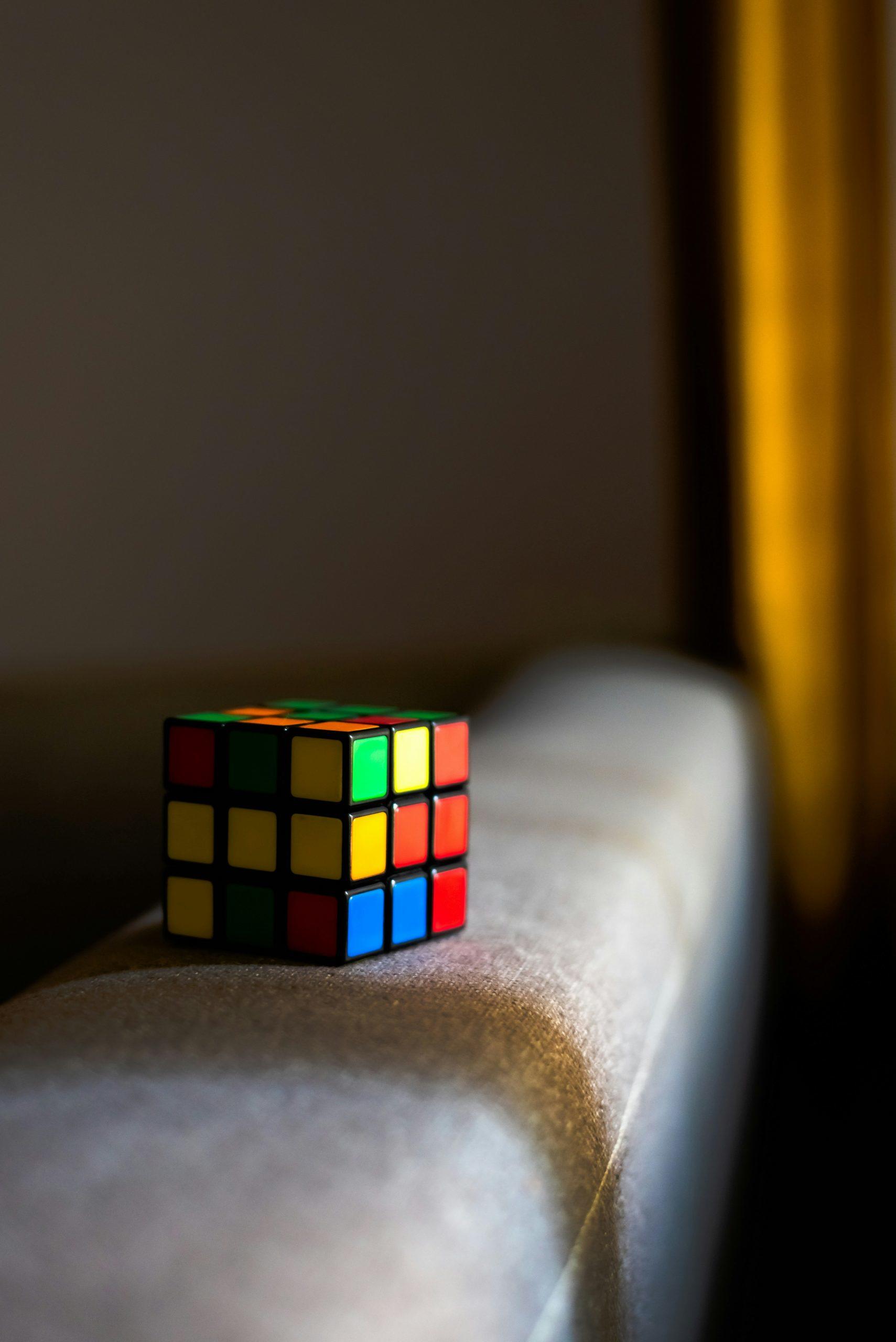 Un Rubik's cube posé sur un canapé.