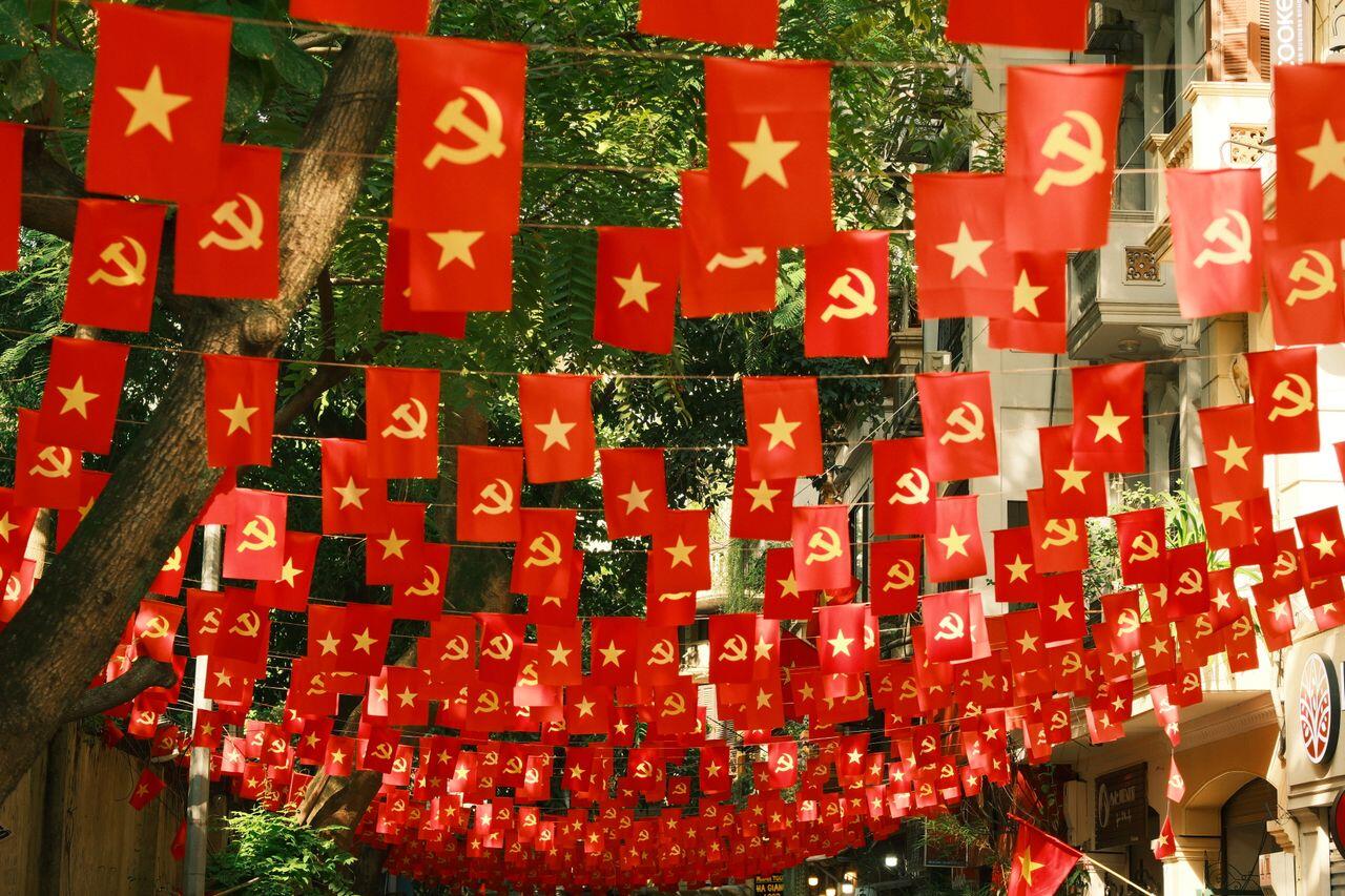 drapeaux affichant le symbole communiste affiches
