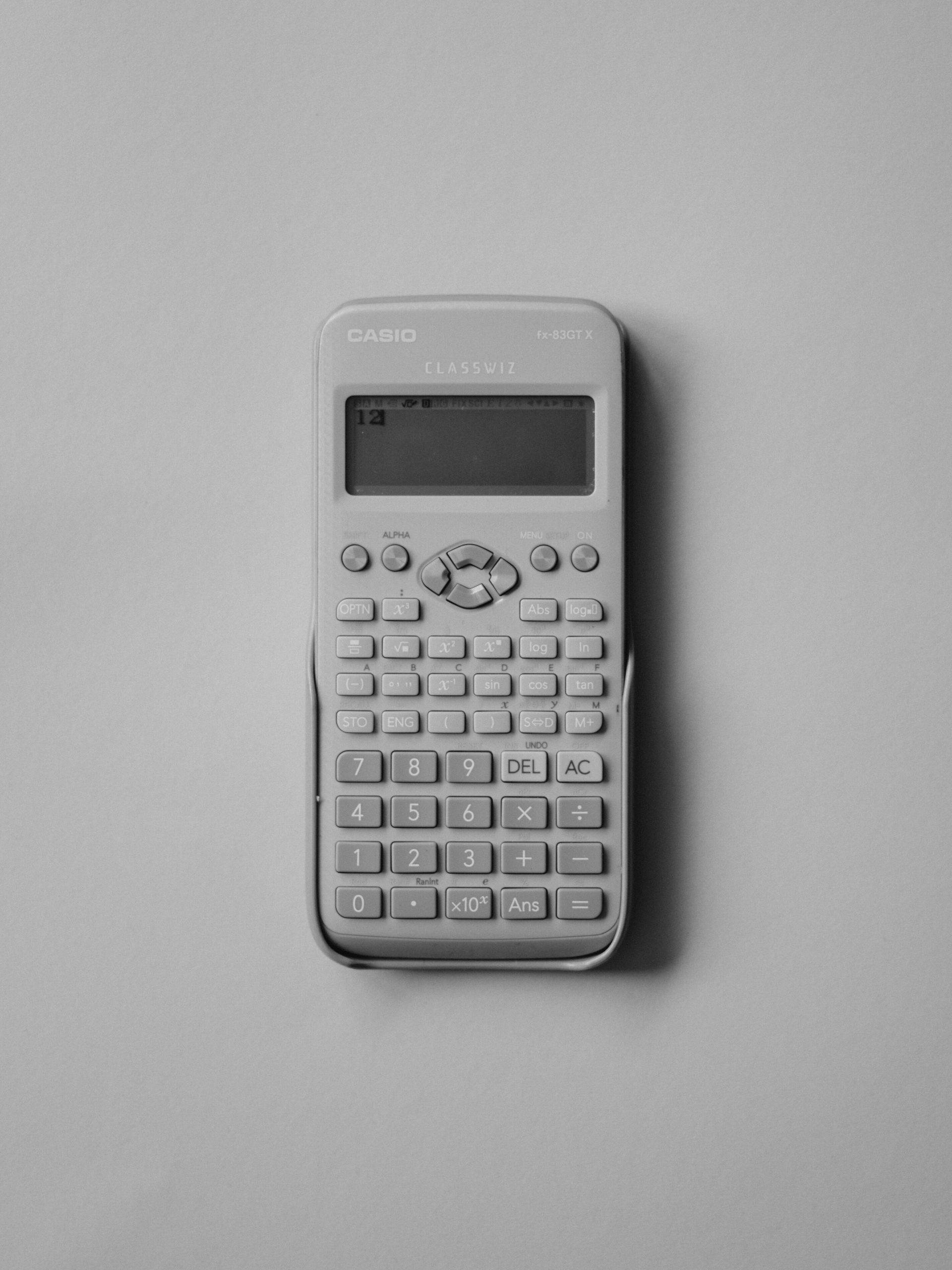 Une calculatrice grise.