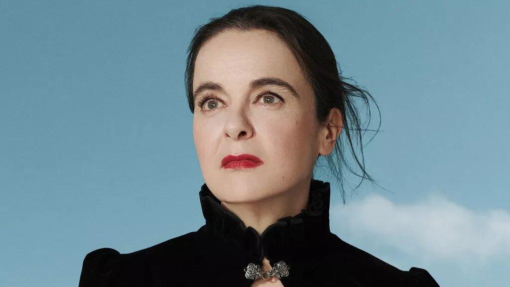 Portrait d'Amélie Nothomb sur fond bleu