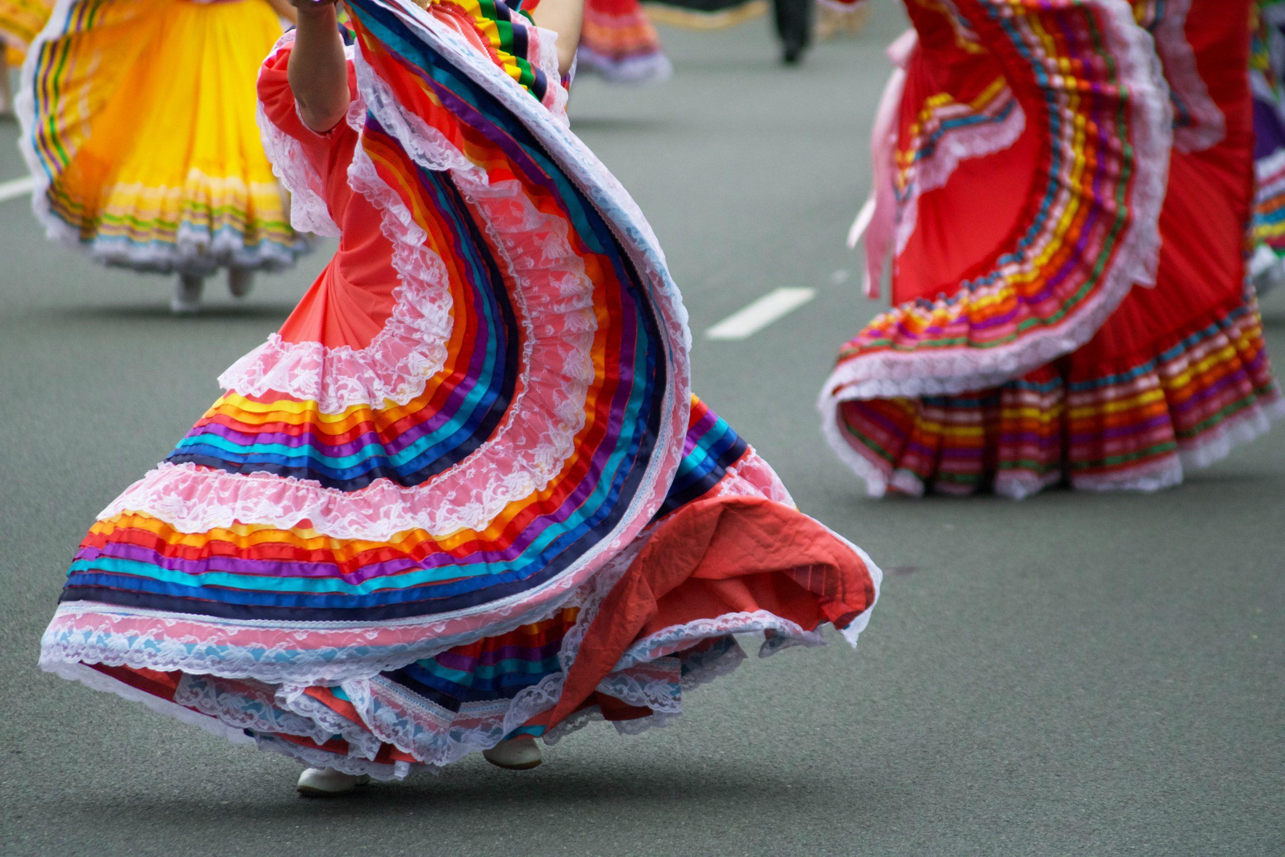 Des robes de flamenco espagnoles prises en photo dans la rue.