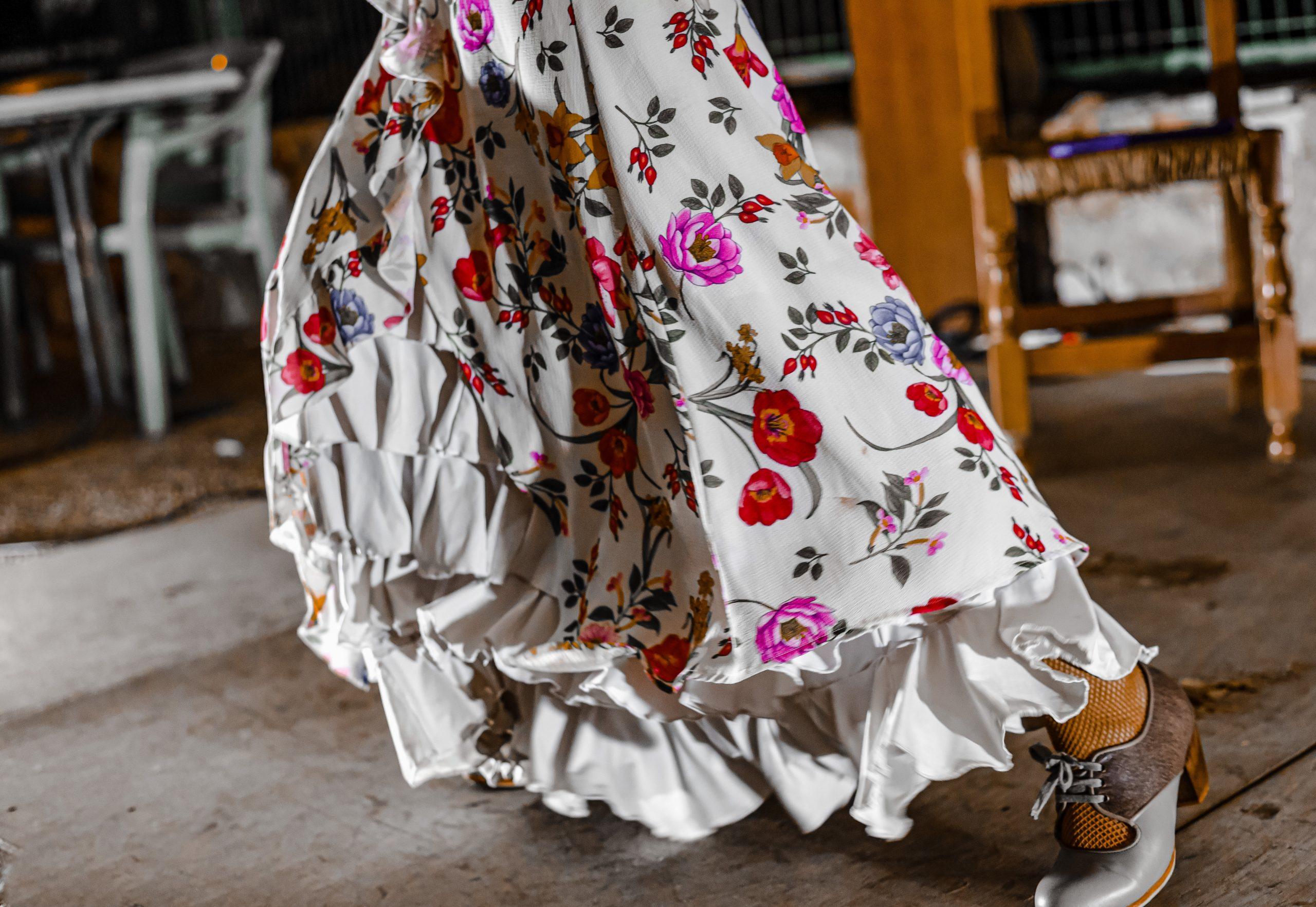 Une robe de flamenco espagnole à fleurs.