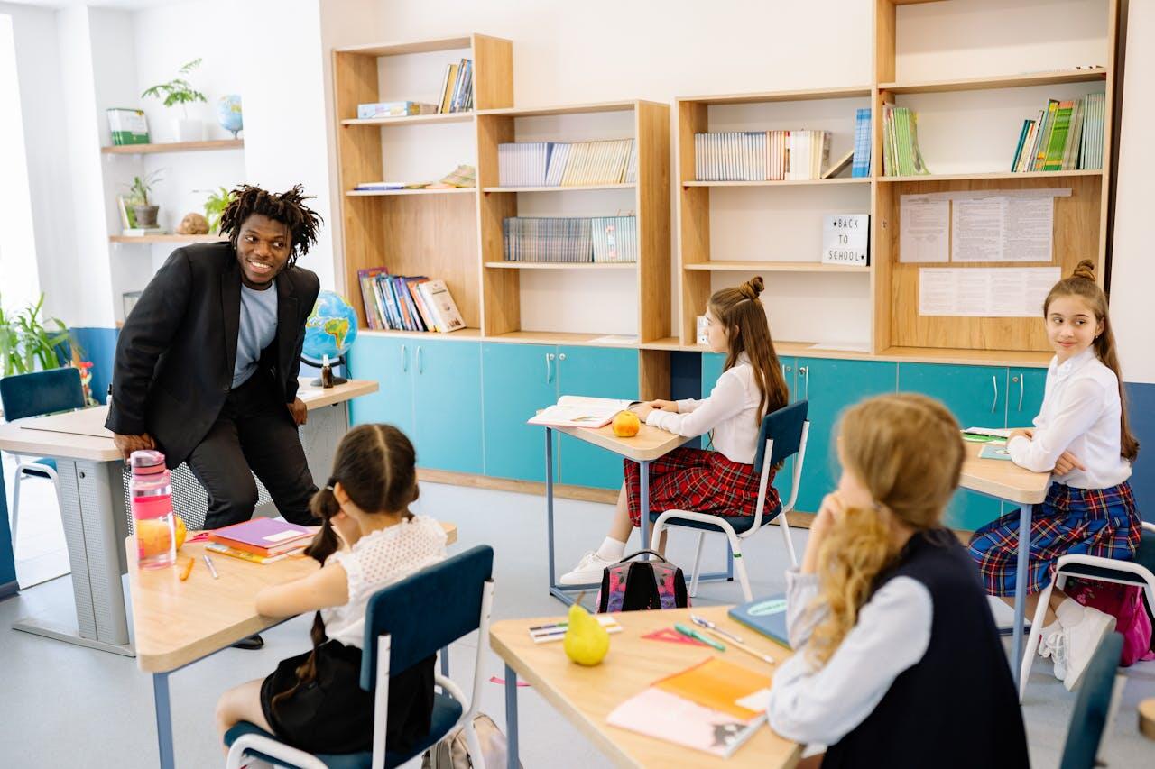 prof et eleves en classe