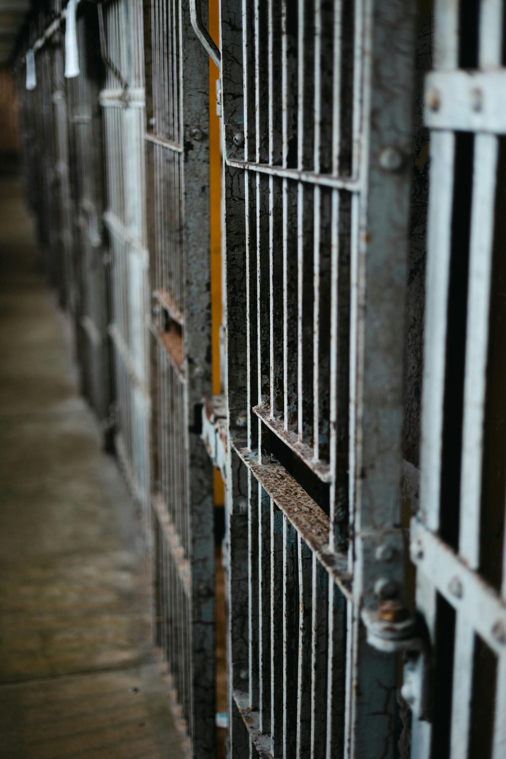 porte de prison rouillée