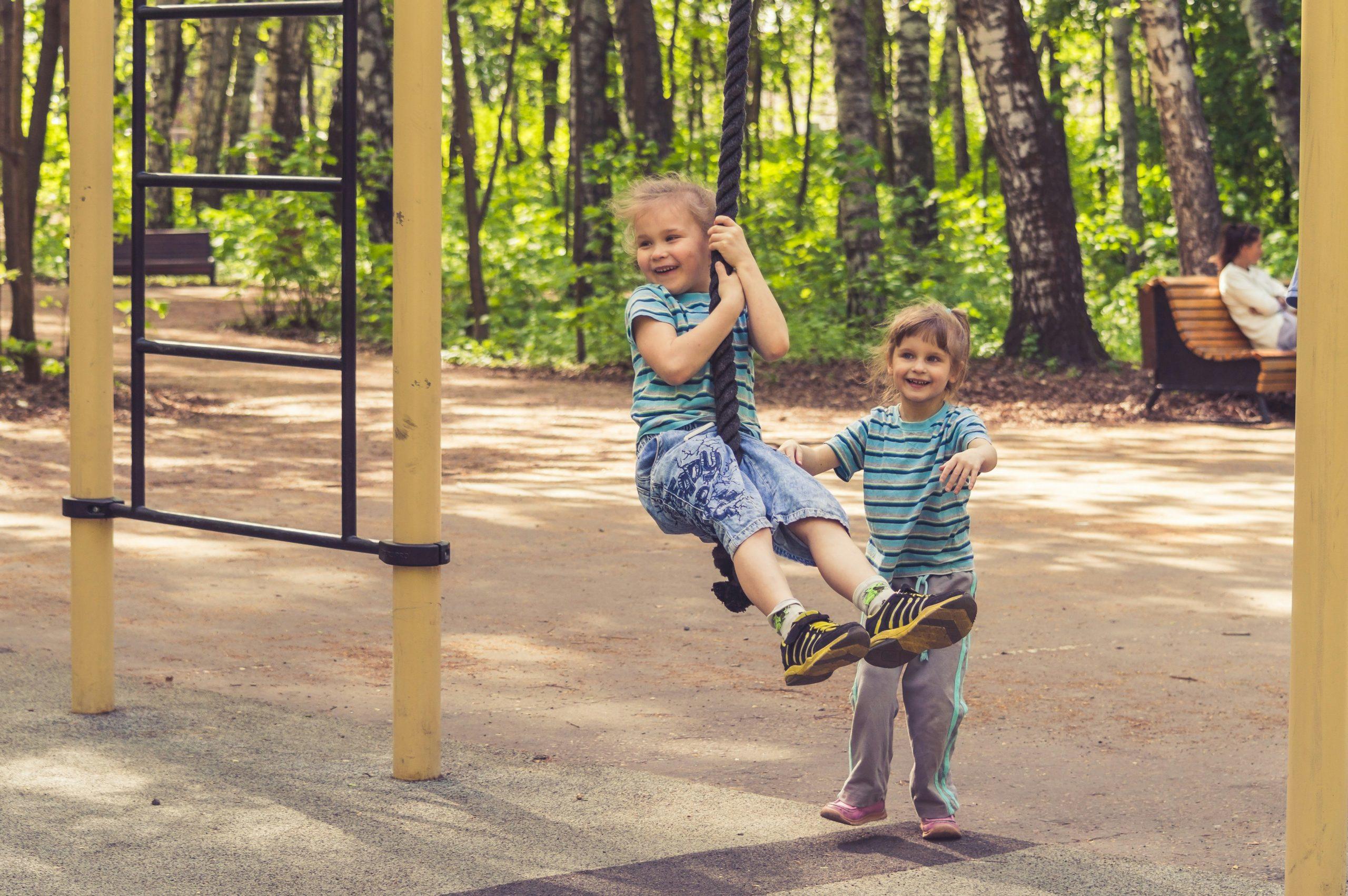 Des enfants s'amusent dans un parc