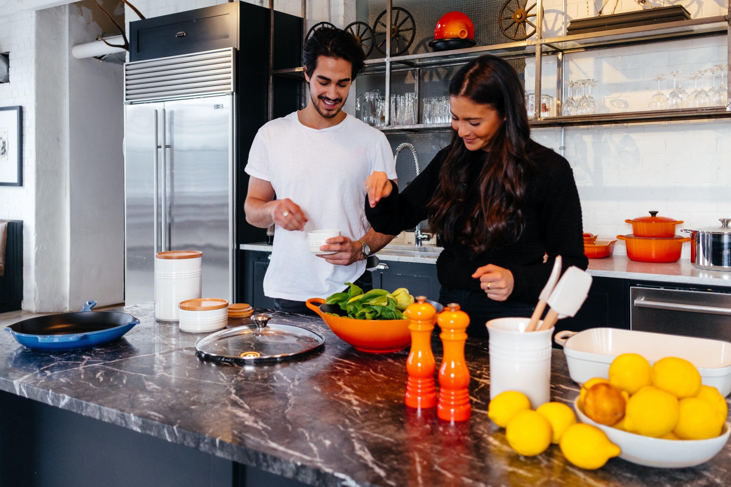 Deux jeunes cuisinent ensemble.