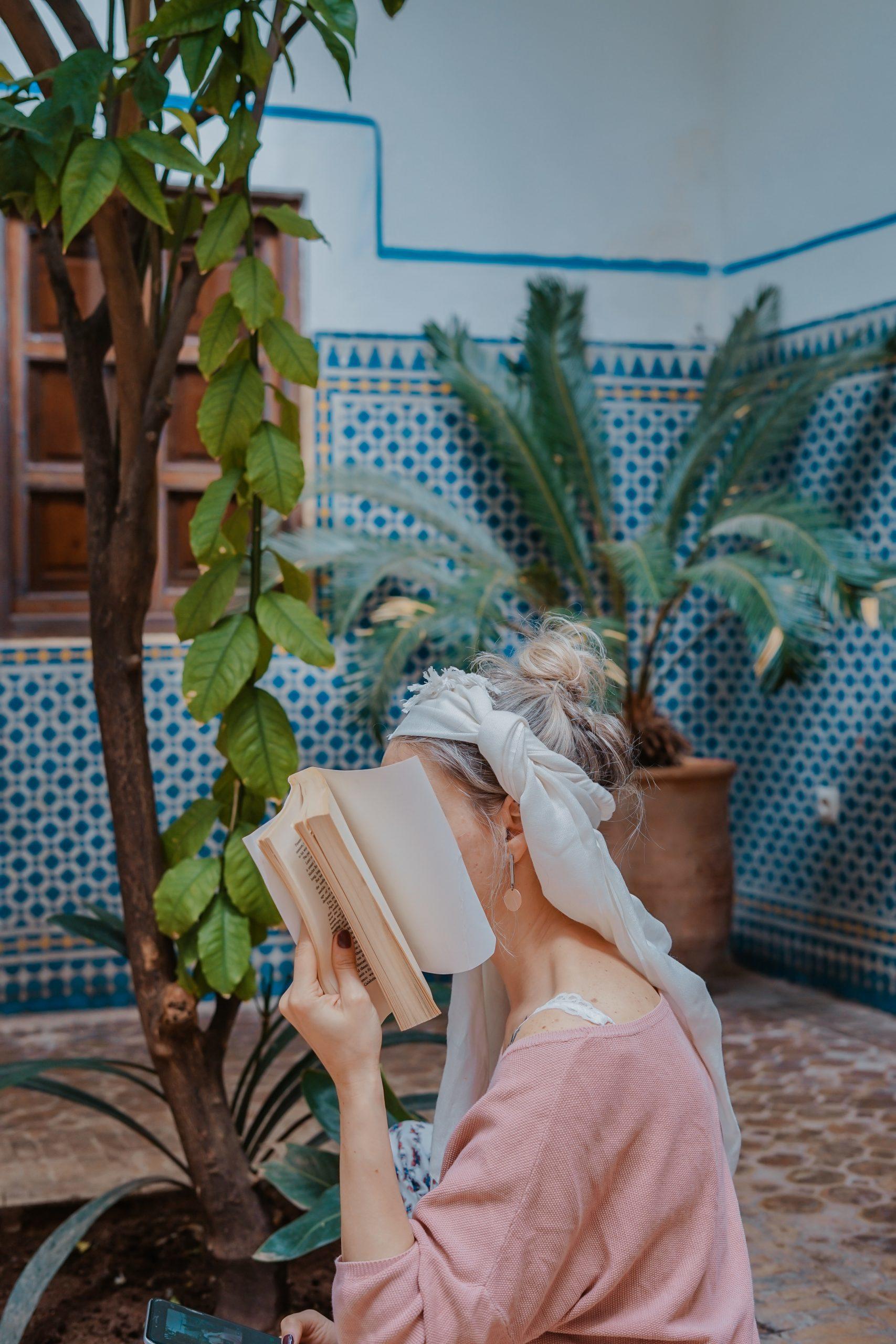 Une étudiante en français lit un livre au présent.