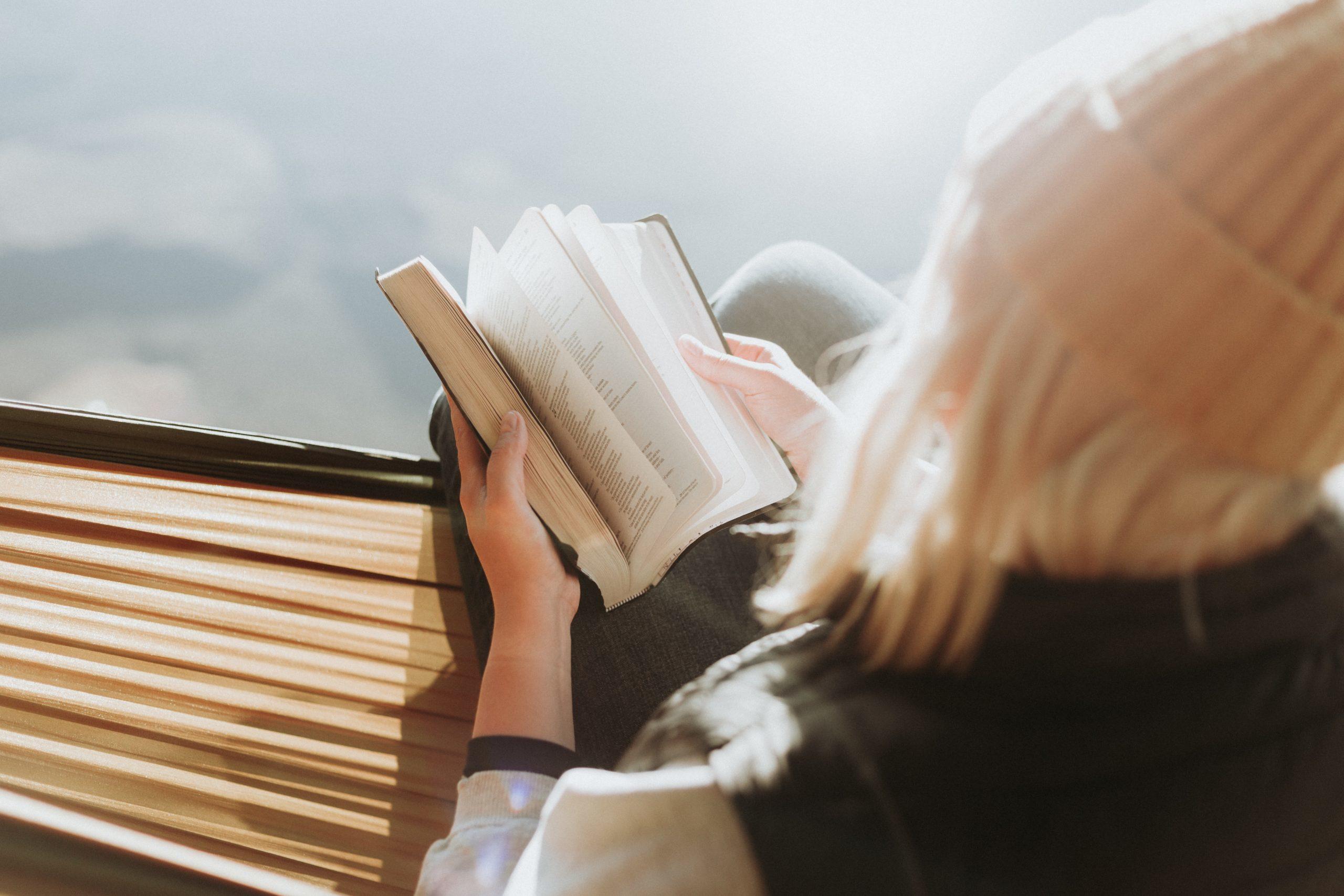 Une femme lit dans le bus.