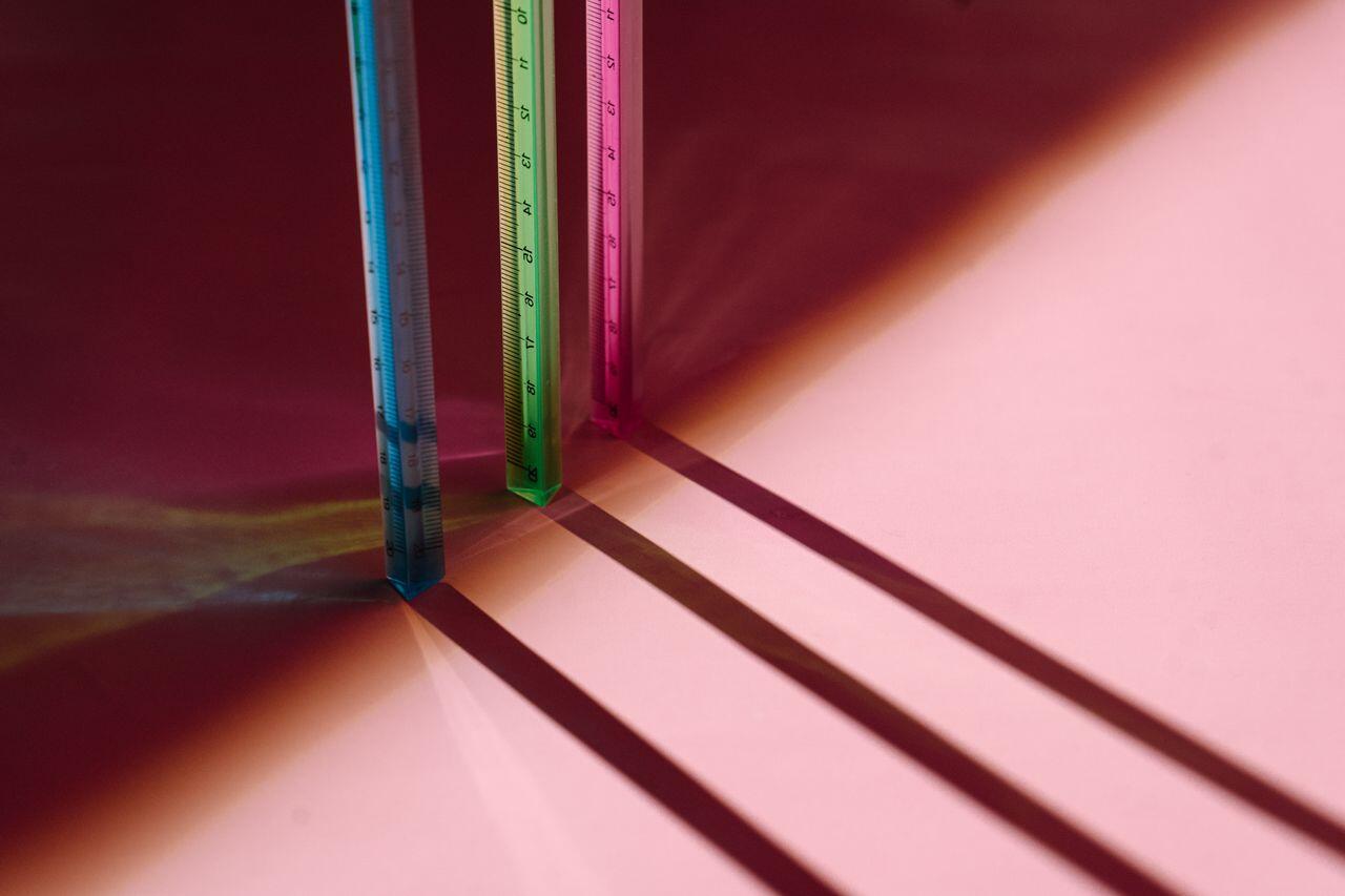 trois regles de couleur debout avec leurs ombres