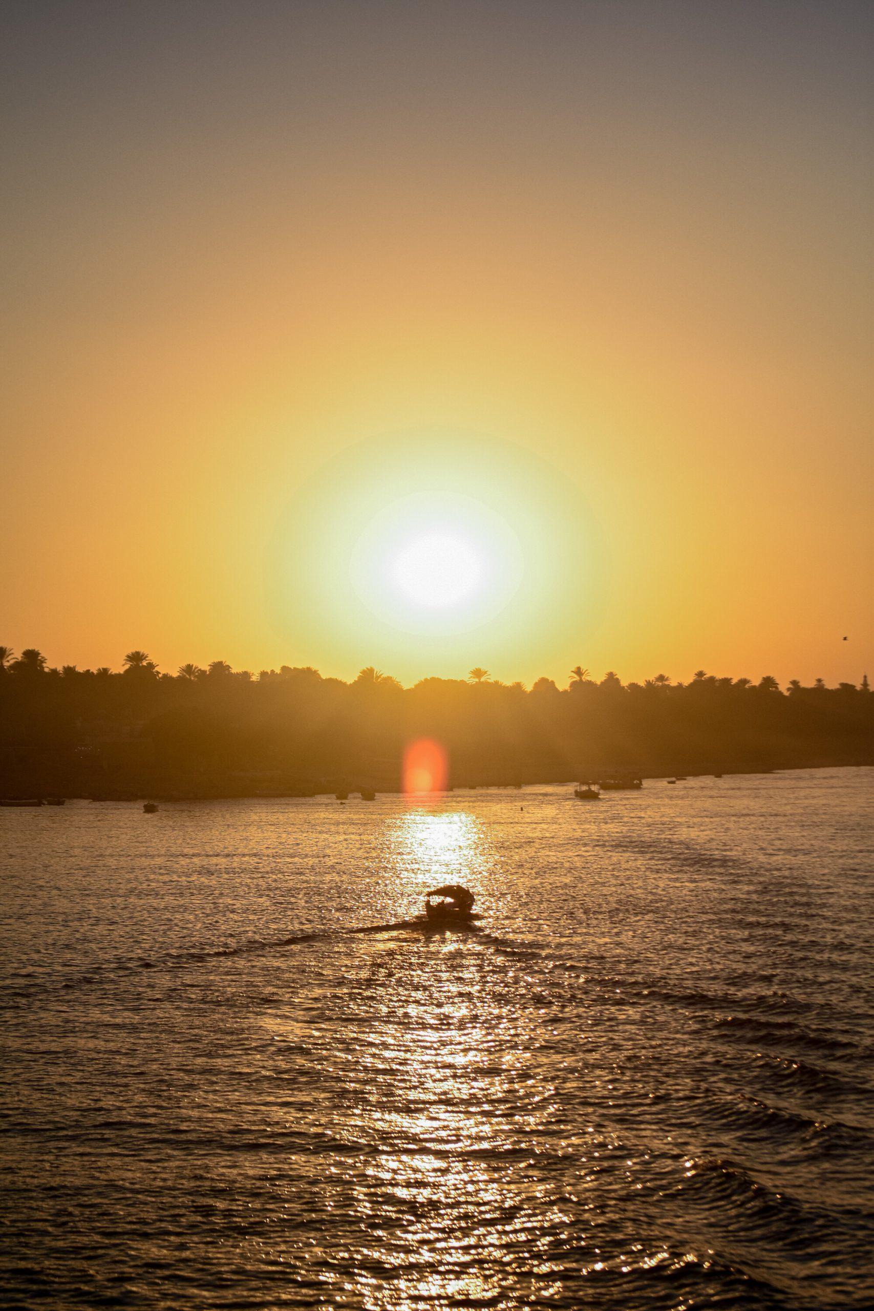 Une photo du Nil au coucher du soleil.