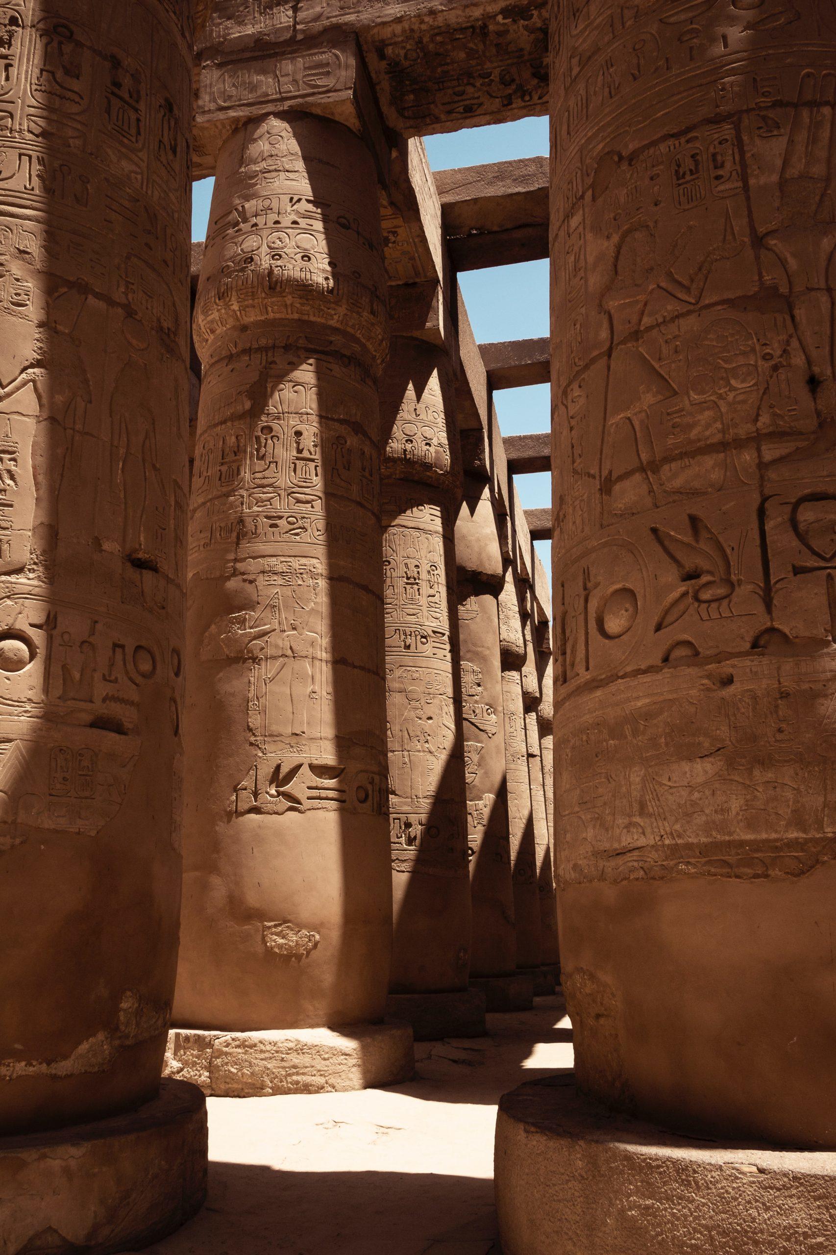 Une vue des colonnes de l'Égypte.