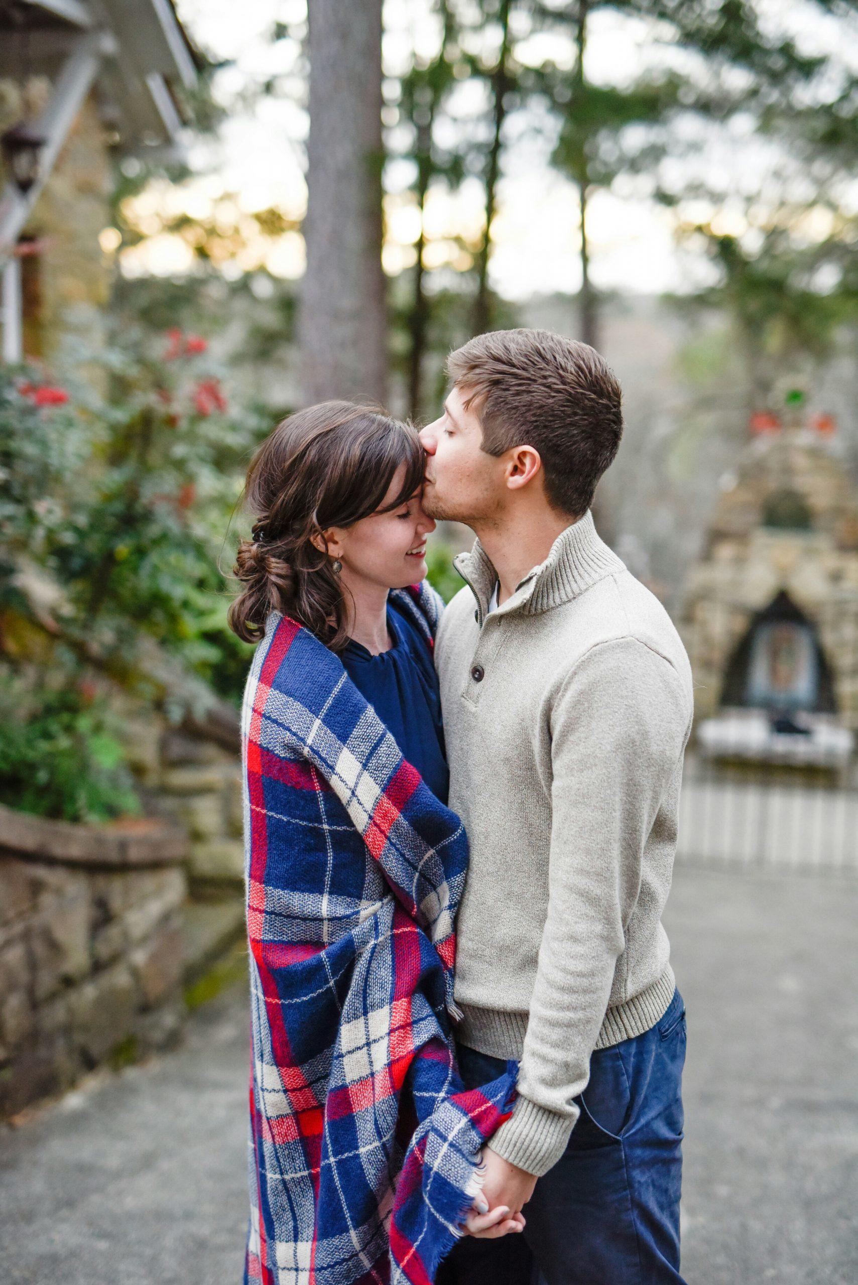 Un couple s'embrasse dans la rue.