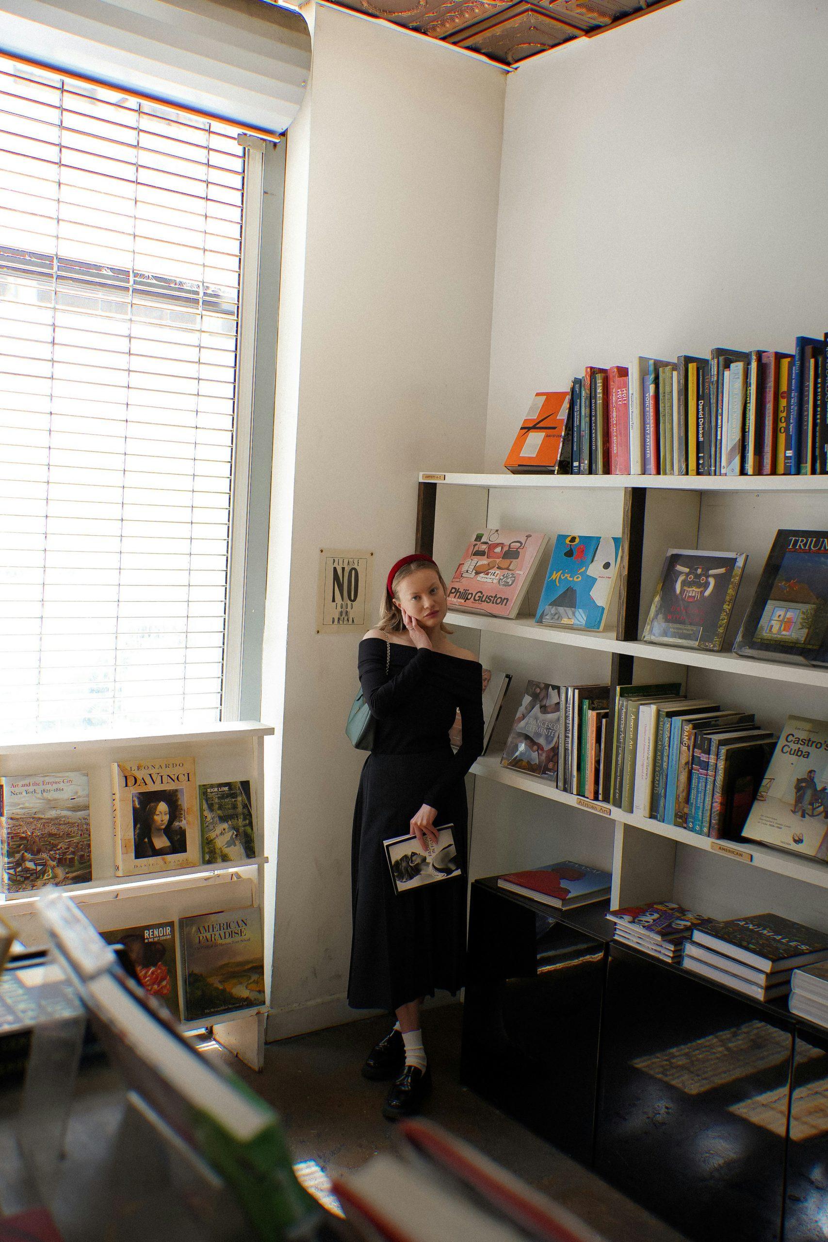 Une femme dans sa bibliothèque.