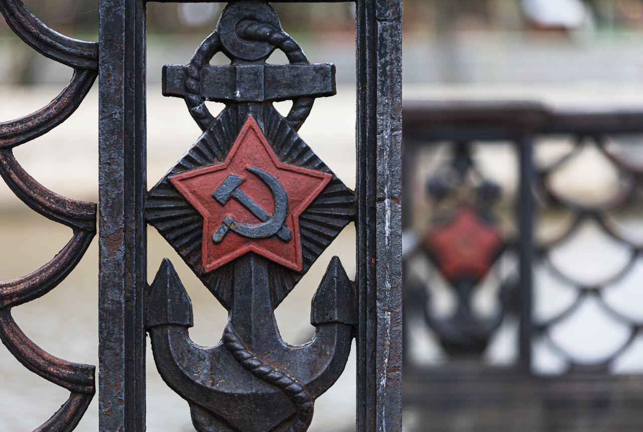 symbole sovietique sur un portail