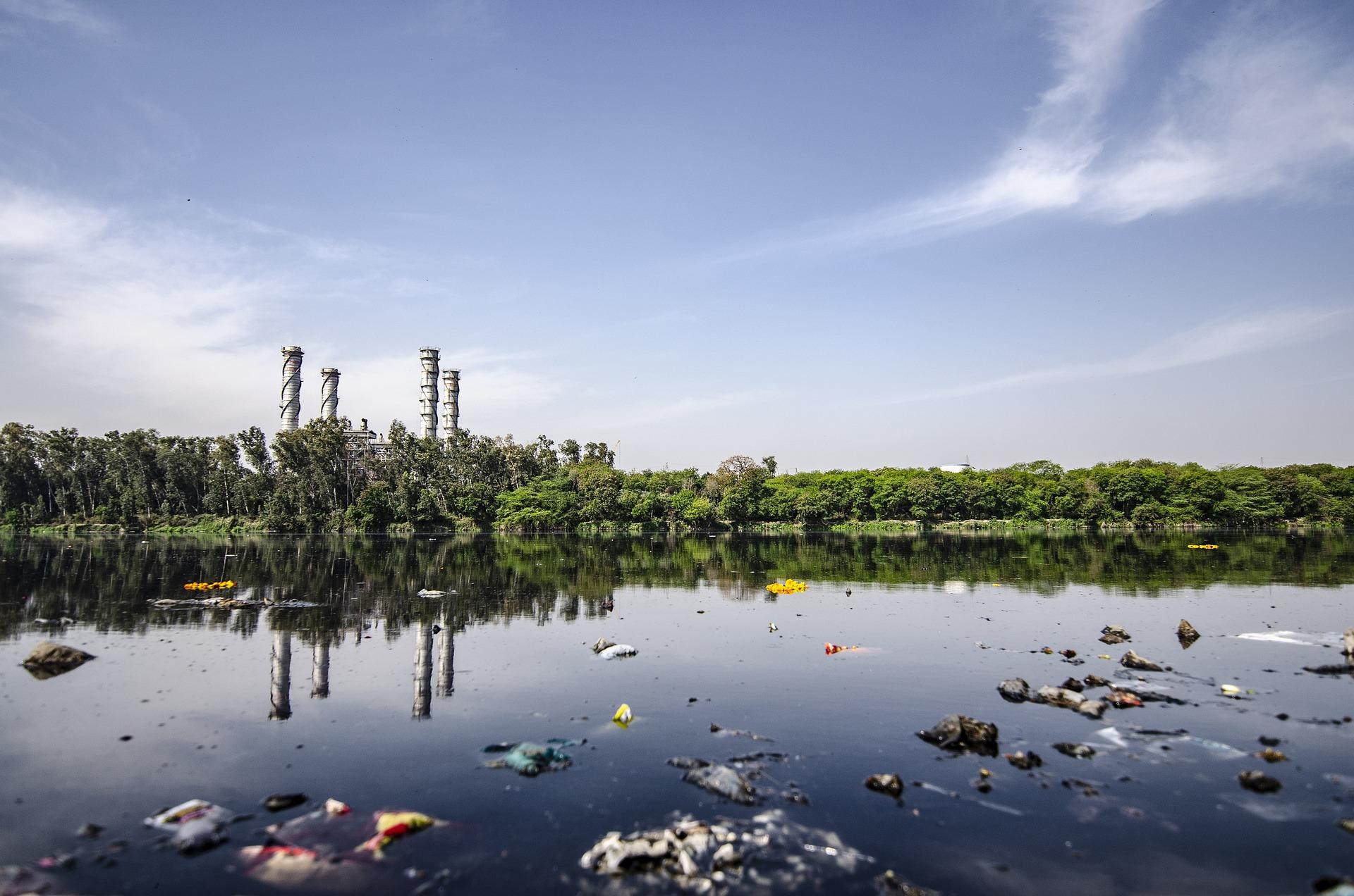 Comment dépolluer une eau souillée par des produits chimiques ?