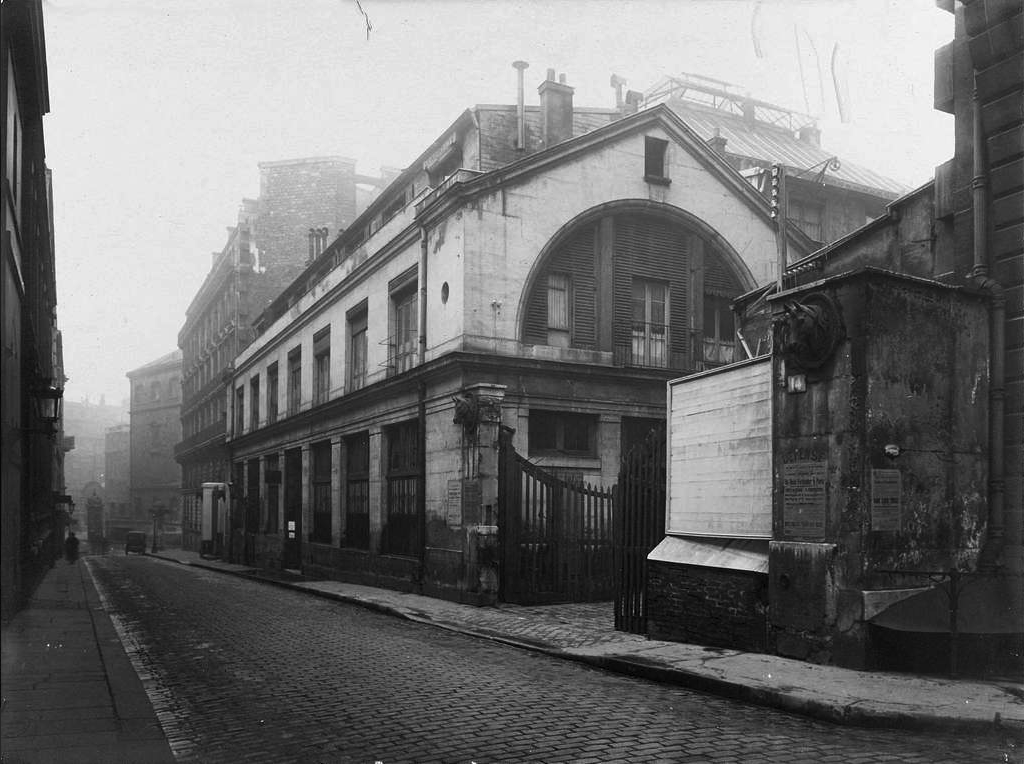 14-18 rue de la Tour des Dames, circa 1920. Il s'agit de l'ancienne poste aux chevaux, 9ème arrondissement. Photographe: Charles Lansiaux (1855-1939).