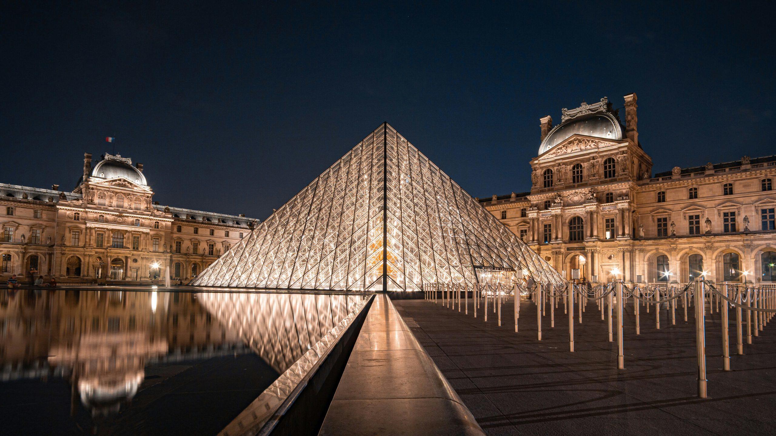 Le Musée du Louvre de nuit