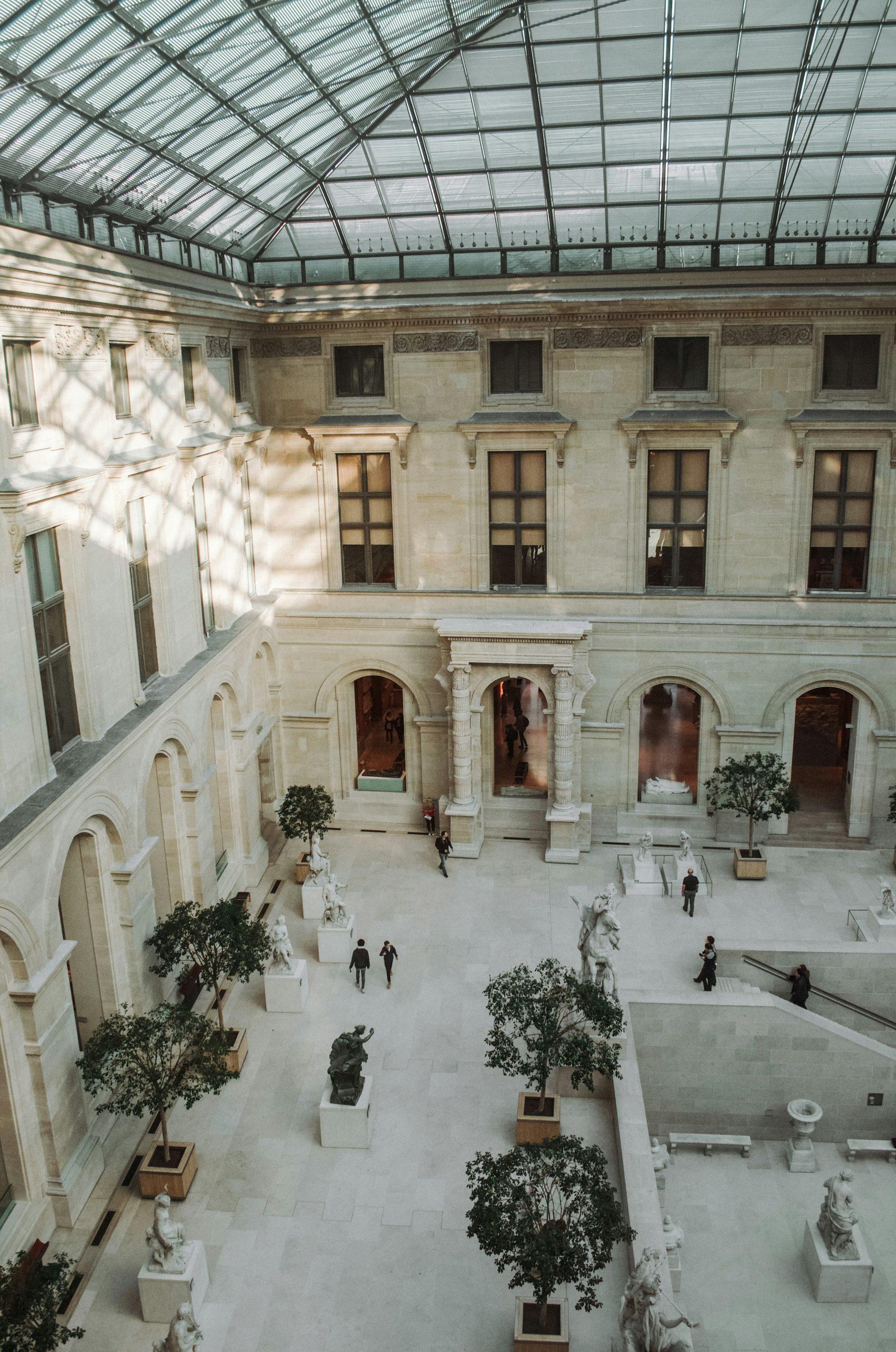 L'intérieur du Musée du Louvre à Paris.