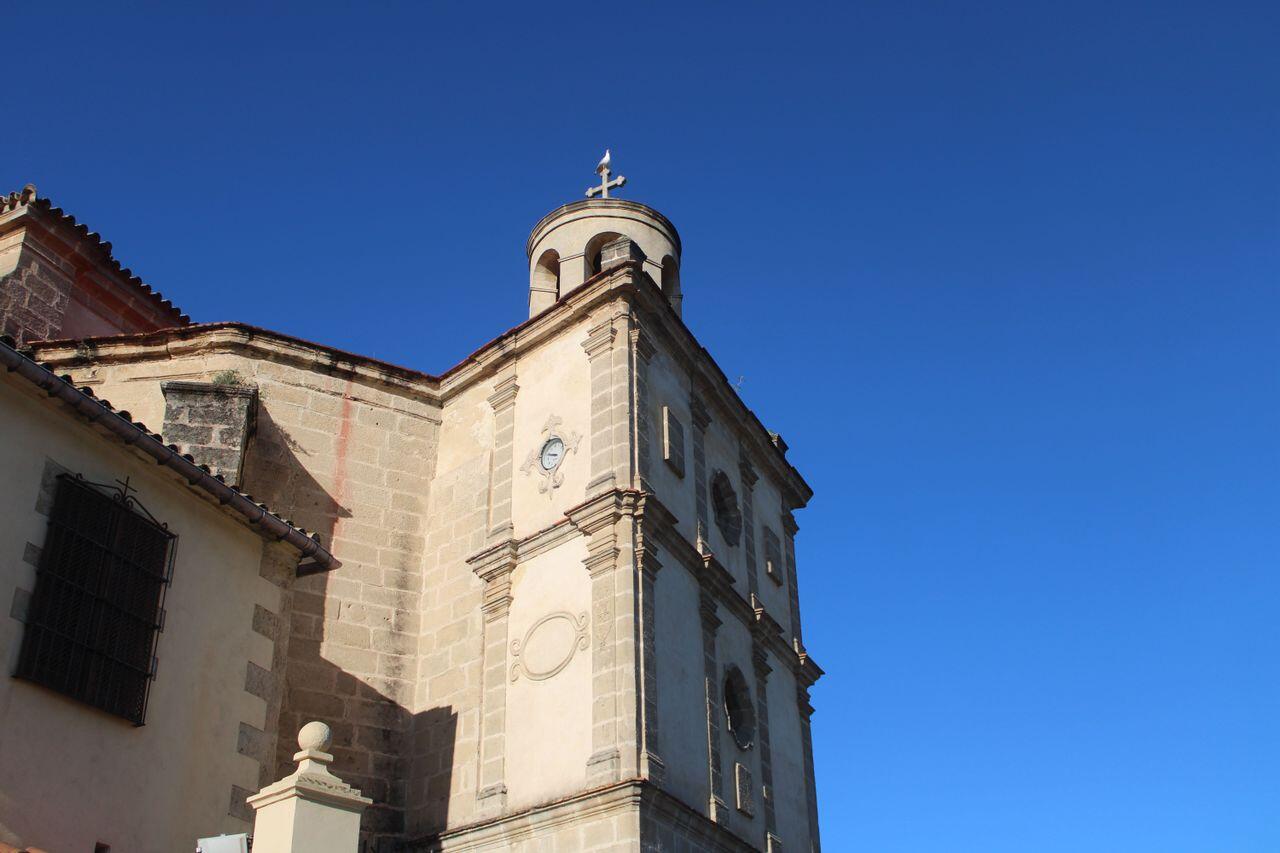 eglise sous un magnifique ciel bleu