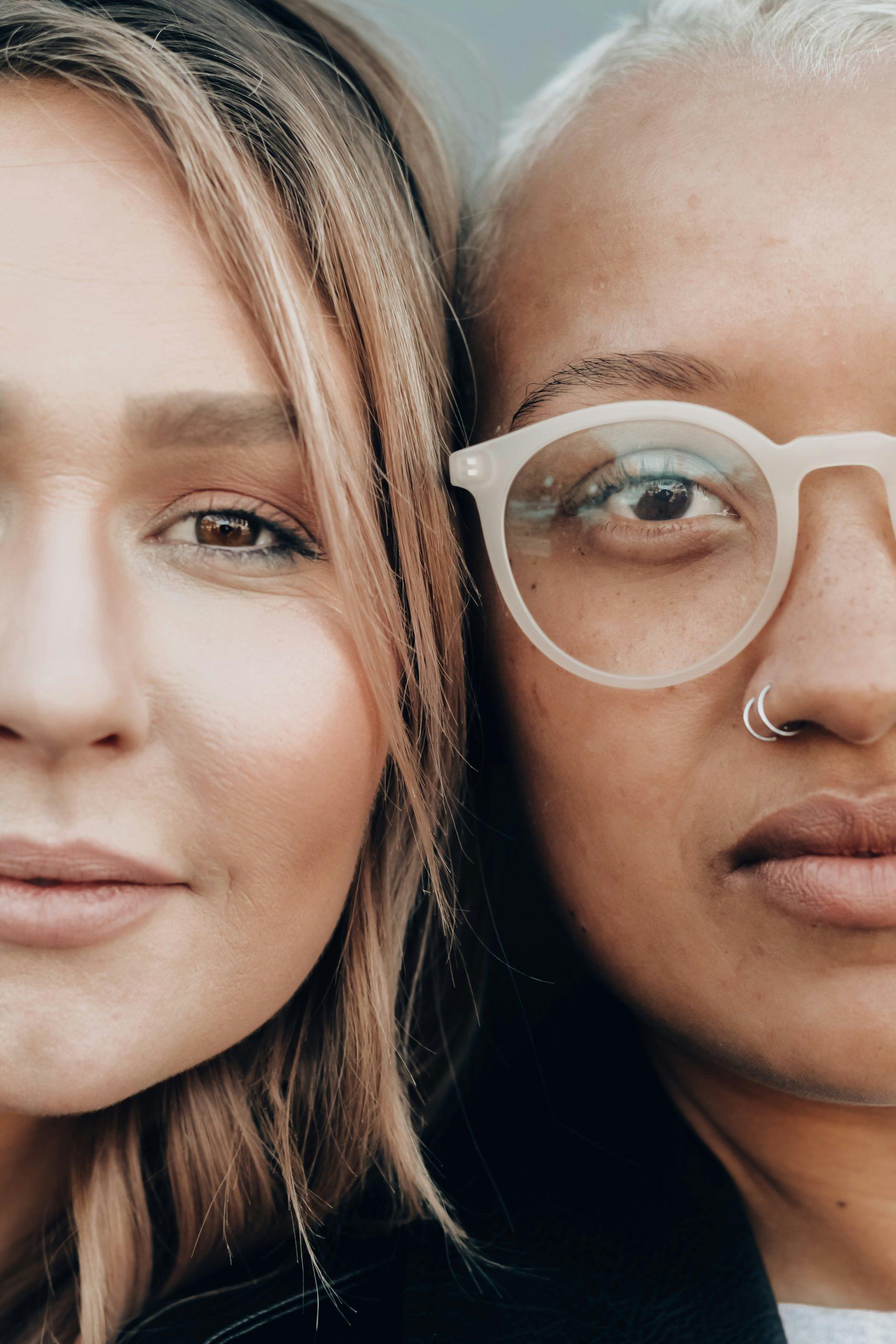 Deux visages de femmes côte à côte.