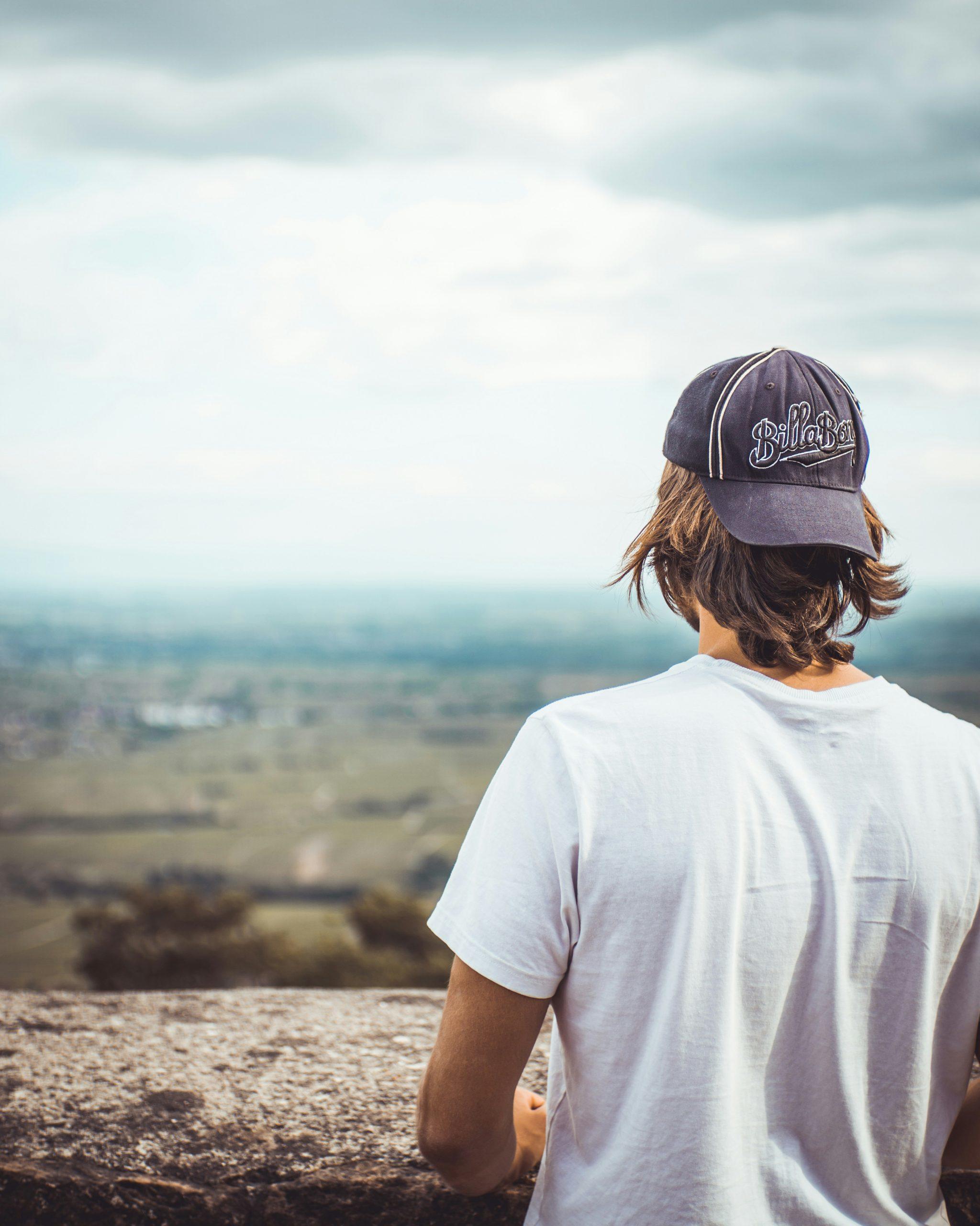 Un homme de dos regarde la nature